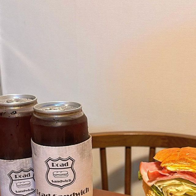 냠냠 on Instagram: "#광고 야채 듬뿍! 신선한 재료가 느껴지는 미아 로드샌드위치🥪 미아사거리에 있는 로드샌드위치! 역에서부터 3분 거리에 있어서 찾아가기 쉬웠다. 매장 안이랑 밖에 먹을