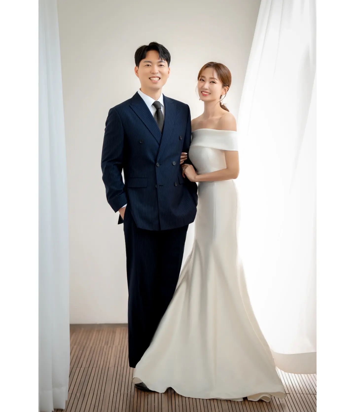 🤎 D-1 Wedding day 
.
.
.
드디어 결혼식이 하루 앞두고 있네요😍
결혼 준비하면서 하나님의 호의와 사랑을 너무 느낄 수 있을만큼 순적하게 이루어주신 주님께 먼저 감사를 드립니다🙏

때론 연애의 기회가 너무없고 관계에 서툴러서 배우자에 대한 소망이 잃어갈 때쯤 나에게 100점짜리 배우자가 아닌 1000점짜리 배우자를 선물해주셔서 주님의 은혜라는 말밖에는 표현이 안되요~

혹여 부담될까봐 연락을 못드린 분들도 있는데~ 막상 청첩장을 드리려니 부담되실까..초대를 못한 분들도 있어요ㅜㅠ...
제가 워낙 자주 소통하며 지내지 못해서 생각이 많아져서 못드렸지만~
저의 마음은  모든 지인 한 분 한 분께 다 드리고 싶었습니다.

축하해주신 분들이 너무 많아서 넘 감사해요~
신혼여행 잘갔다와서 모두 뵈여😍😍😍

감사해요~~

-  하루 뒤면 유부녀가 되는 쌤이가-