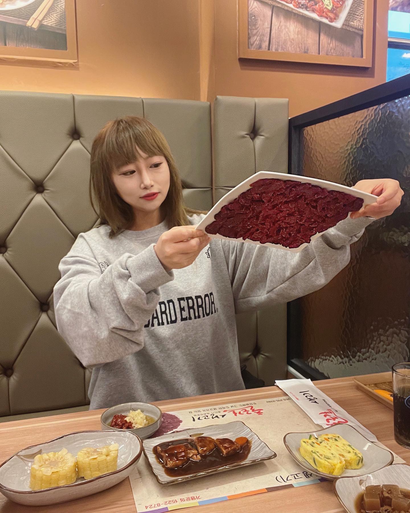 #협찬 대구 하면 빠질 수 없는 뭉티기!!
100% 한우에 토요일도 당일 도축한다는 
출근길 생고기에 갔다 왔어요🥩뭉티기는 접시를 뒤집어도 안 떨어지는 만큼 쫄깃하고 부드러운 식감에 소주가 자연스레 생각날 정도예요👍 
뭉티기뿐만 아니라 무려 13가지 찬까지 정성스레 차려져요!  신선함이 보장된 생고기, 육회 맛집 
출근길 생고기! 대구 뭉티기 맛집 찾는다면 
꼭 들러보세요 :)

📍주소 
대구 동구 동부로30길 22 _ 1층 출근길생고기 
📍휴무일 
  매주 일요일

#대구생고기 #동대구역생고기 #대구뭉티기 #동대구역뭉티기 #출근길생고기 #생고기 #뭉티기 #대구 #대구맛집 #뭉티기맛집 #동대구역맛집 #육회 #한우 #먹방투어 #맛집소개 #대구핫플 #food #like