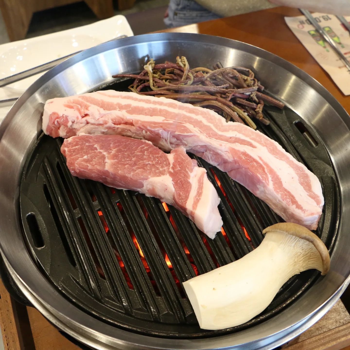 #협찬 평택고덕고기집 고반식당의 맛있는 삼겹살로
평택가족외식했어요!
꼬기 육질이 어마어마하게 좋고
넘 맛있었습니다~
.
(더 많은 정보는 블로그에.
blog.naver.com/drop817)
.
#평택고덕맛집 #고반식당#고덕맛집 #고덕술집 #평택삼겹살 #고덕회식 #고덕동맛집 #porkbelly #koreanrestaurant #koreanfood
