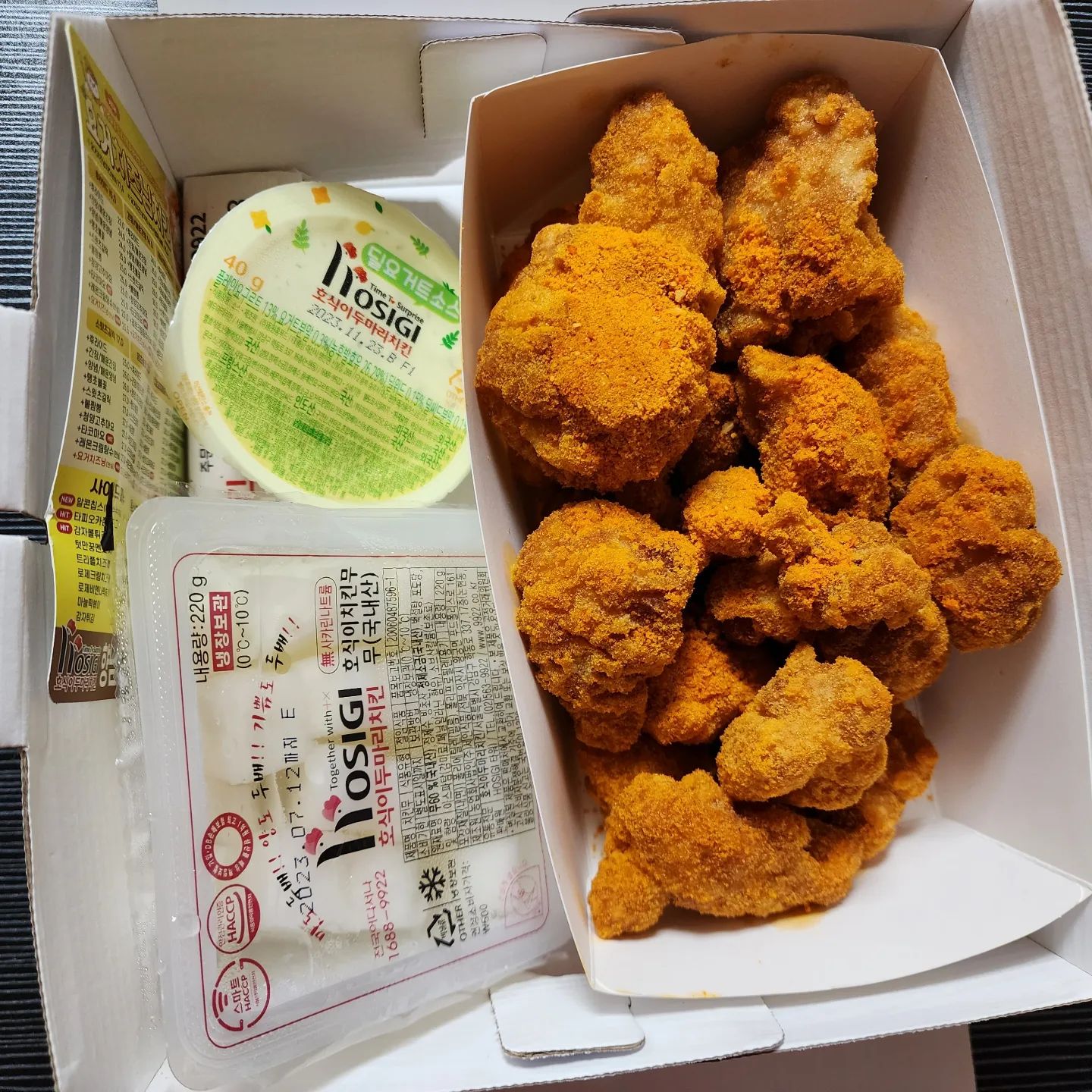 #협찬 #오저치고
불금엔 역시 치킨이죠😉😉
#호식이두마리치킨 의 #신메뉴 요거치즈닝과 알콘칩으로 맛있는 저녁 먹었어요🙆‍♀️
겉바속쫀(득)한 치킨에 치즈닝가루도 잘 어울리고 거기에 딜요거트 소스를 찍으면 대존맛😋😋
알콘칩도 한 알 한 알 튀겨진 옥수수에 카사바칩! 치즈닝 가루 뿌려 먹으니 맛있네요😍
호식이 신메뉴로 #치킨추천 해요🤗

hosigi1999

#호식이 #신상 #치킨 #치킨스타그램 #배달 #시즈닝치킨 #요거치즈닝 #맛스타그램 #맛있다그램 #푸드스타그램