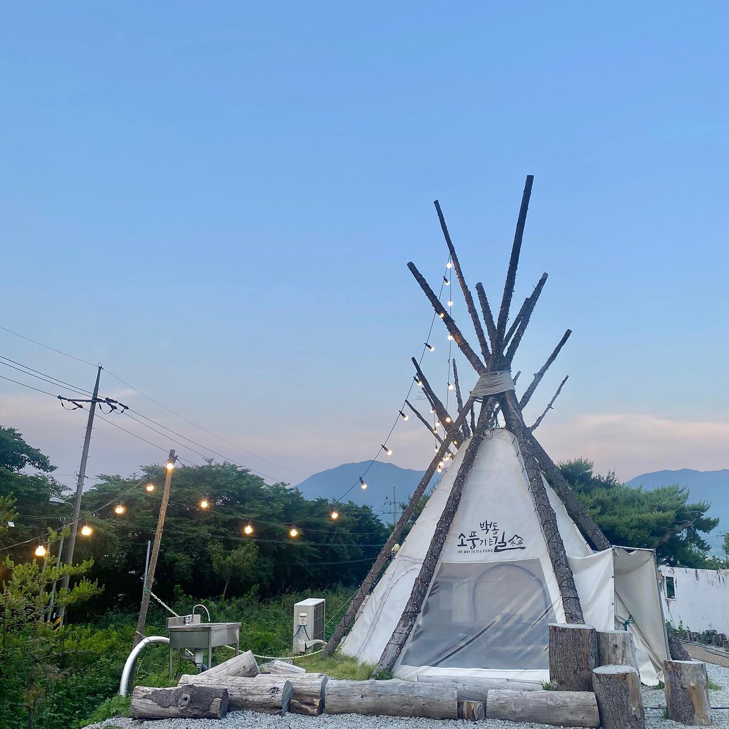 친구들과 초록초록한 숲속에서 글램핑🏕️
맛있는 음식과 캠핑의 즐거움까지! 
호수도 바로 앞에 있어 더할 나위없는 곳이였던🤍

날씨 선선해지면 또 가야지🎶