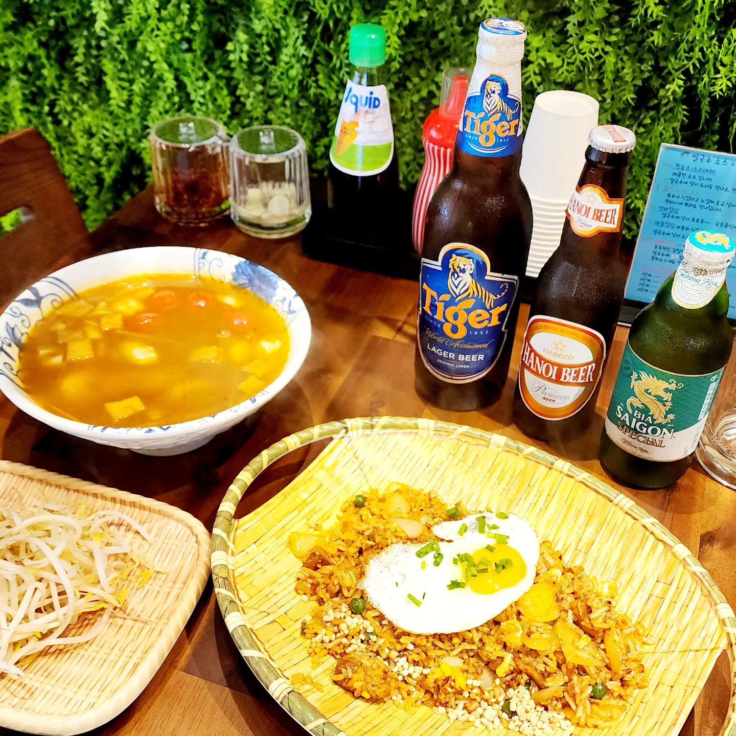 언니랑 베트남 여행때 먹은 쌀국수맛을 잊지 못해서 현지맛이 가득한 쌀국수가 그리웠는데요🤔

최근에 
동래 롯데백화점 후문에
베트남 요리 전문점
월남면반이 오픈했더라구요👏👏👏

고슬고슬하면서 달콤짭쪼름한 나시고랭 볶음밥👍
시큼새콤매콤한 국물맛이 완벽한 똠양꿍 쌀국수👍

그리고 빠질 수 없는
맥주 3총사🤣🤣 (꼭 맥주드세요👌)

쌀국수부터 반세오, 분짜, 뿌팟퐁커리, 반미 등
메뉴가 다양해요‼️

다음 생일 모임때는 여러 종류로 주문해서 먹어 봐야겠어요😋

📣부산 동래구 중앙대로 1367번길 48-17
📣월남면반 동래점
📣051-582-5554

wolnammb_dongnae 

#동래월남면반 #월남면반동래점 #동래쌀국수 #베트남음식 #베트남맥주 #동래롯데백화점근처 #명륜역쌀국수 #온천동베트남 #온천동쌀국수맛집 #베트남요리