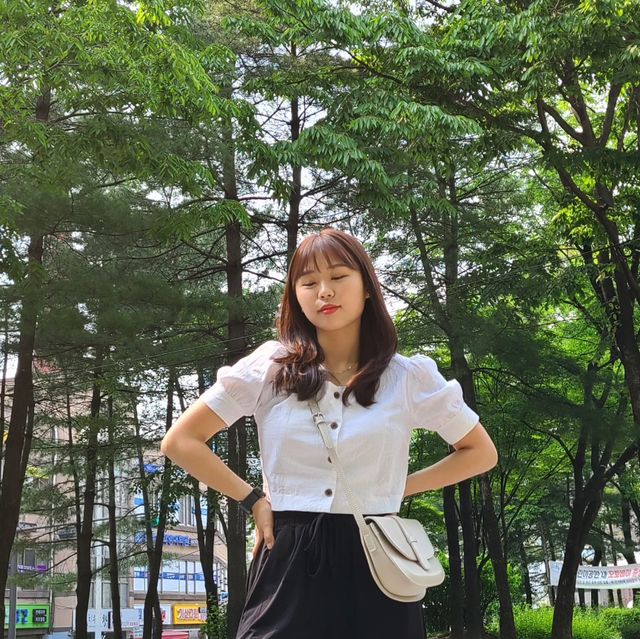 순덕이 on Instagram: "#광고 . @marun5_official 에서 받은 찰랑거리는 쿨링바지 👖 . 여름에 입기 좋은 소재에다가 신축성도 좋아서 데일리 바지로 입기 딱이에요. . 베이직과 롱으로 나뉘어져 있고