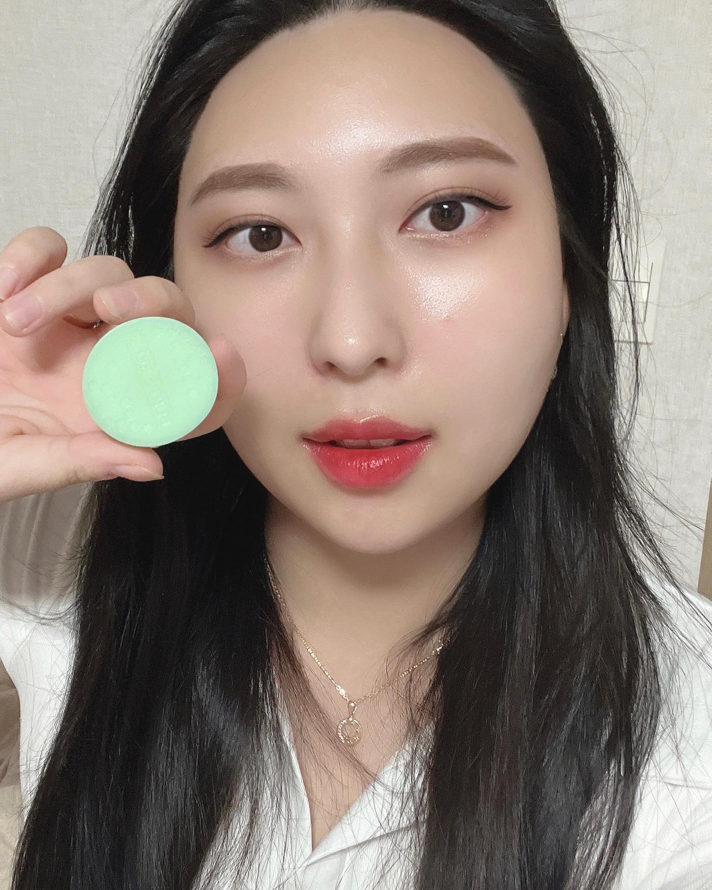 #협찬

호호비씨 오일과 해바라기 왁스, 피마자씨 오일 등 함유로 촉촉한 립케어가 가능해요! 내추럴 세라마이드 성분함유로 여름에도 잘트는 입술인데 촉촉하게 유지중입니다🫶
100% 자연유래 성분으로 예민한 피부도 부담없이 얹어놓고 자면 촉촉한 입술이 된답니댜
> 파라벤 7종, sls계 계면활성제 4종 무첨가, 페트롤라텀 무첨가
특히 요즘 환경 문제에 관심이많은데 재활용 가능한 포장재 사용한다는 점이 만족스러웠어요

버츠비 스마트스토어 smartstore.naver.com/burtsbees
버츠비 올리브영 스토어 oliveyoung.co.kr/store/burtsbees
에서 구매 가능해요😎
-
-
-
#버츠비 #버츠비립트리트먼트 #버츠비립밤 #자연유래성분 #착한성분 #립케어 #립마스크 #립케어추천 #립트리트먼트#입술케어
