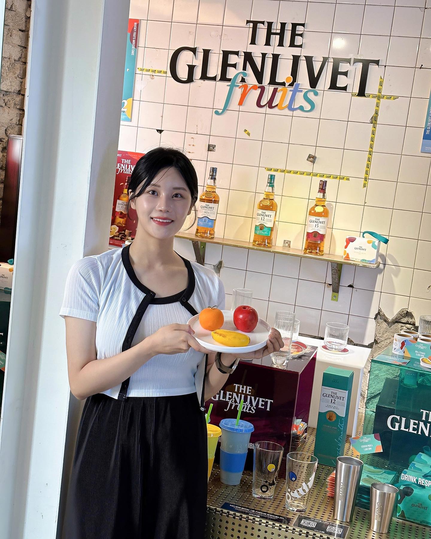 #광고 theglenlivet_kr 

더 글렌리벳X'파티세리 후르츠' 팝업 스토어에 다녀왔어요 :)🤍

달콤하고 부드러운 오리지널 싱글몰트 위스키를 즐길 수 있는 브랜드인 더 글렌리벳은 세계최초로 싱글몰트 인정을 받고 이번 파티세리 후르츠와의 콜라보를 통해 ‘더 글렌리벳 위스키 후르츠 3종'을 선보인다고 해요 🥃

실제 과일 모양으로 사과, 바나나, 오렌지의 3가지의 무스 케이크에 실제 더 글렌리벳의 원액을 넣어 더 글렌리벳 파운더스 리저브, 12년, 15년 각각을 대표하는 과일의 풍미를 표현했는데요 🍎🍌🍊

디자인이 너무 예뻐서 눈이 즐겁고 먹기 너무 아까웠어요..😋 맛은 안에 크림이 정말 부드러우면서 적당히 달콤하고 겉의 초코가 씹히는 맛이라 위스키와 함께 먹으니 더 잘 어우러지는 느낌이었어요!!

올 여름 가장 핫한 팝업 스토어 🥂
디저트뿐만 아니라 더 글렌리벳 라인업을 온더락,하이볼,칵테일 등 취향에 맞게 다양한 스타일로 성수동에 위치한 카페 '오색칠'에서 만나볼 수 있어요!

네이버로 예약하고 가시면 랜덤볼을 뽑으실 수 있고 다양한 기프트도 많으니 참여해보세요~!😀

✨오색칠(서울 성동구 성수이로 77)
🗓️ 7월 16일까지 (AM 11:00 - PM 9:00)

Drink Responsibly 19세 이상의 법적음주허용 소비자를 위한 콘텐츠입니다. 
경고 :지나친 음주는 뇌졸중, 기억력 손상이나 치매를 유발합니다. 임신중 음주는 기형아 출생 위험을 높입니다. 
제품명 :더 글렌리벳 제조국:스코틀랜드
수입업소 :(주)페르노리카코리아

#TheGlenlivet #더글렌리벳 #더글렌리벳위스키후르츠 #싱글몰트 #싱글몰트위스키 #더글렌리벳파운더스리저브 #더글렌리벳12년 #더글렌리벳15년 #더글렌리벳x파티세리후르츠 #파티세리후르츠 #성수팝업 #더글렌리벳팝업 #위스키팝업 #오리지널바이트레디션 #과일디저트 #위스키디저트 #OriginalbyTradition #파티세리후르츠 #팝업스토어