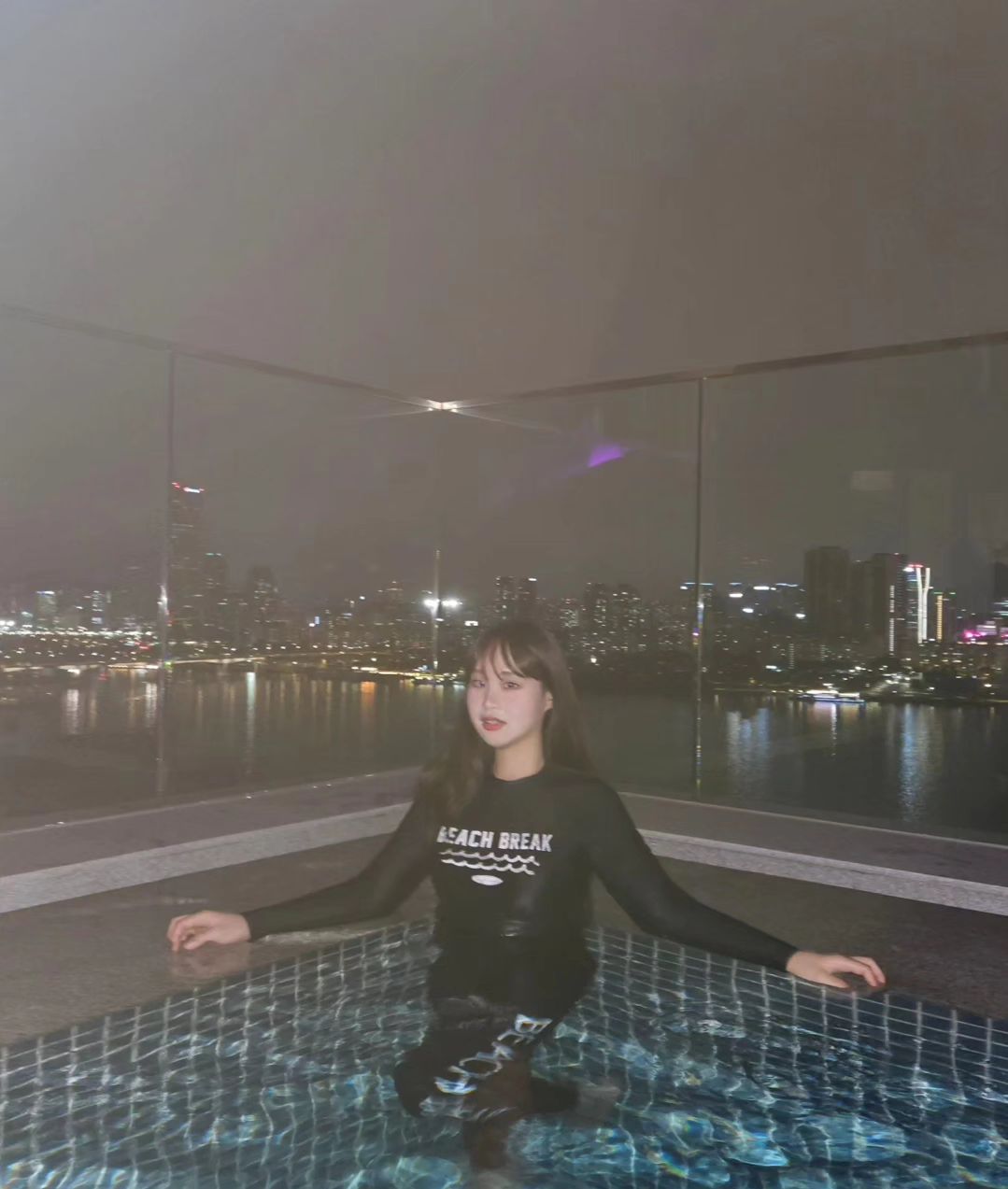수많은 비키니 속 래쉬가드 유교걸🕶️