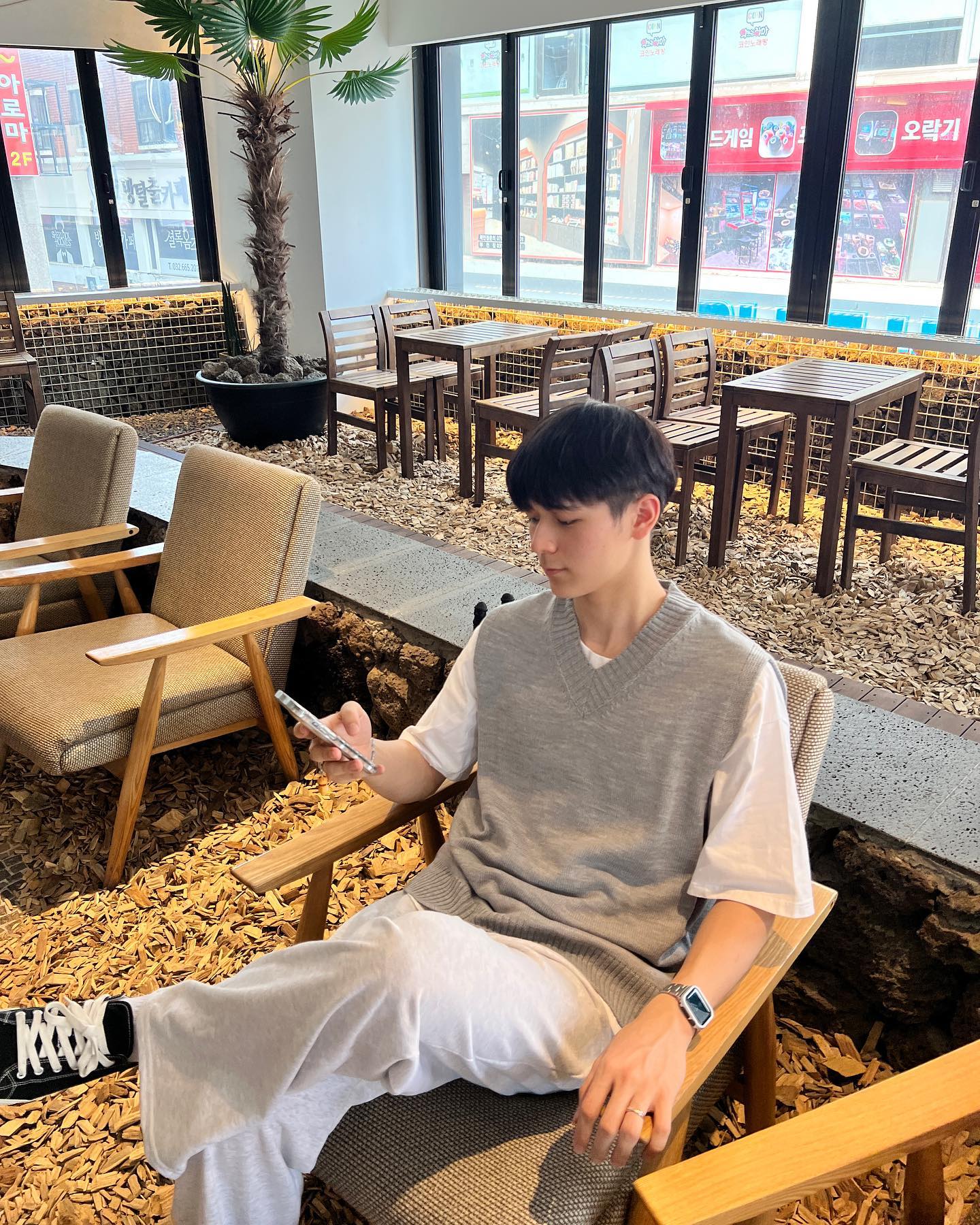 🦭 브이넥 니트베스트

️이번주 인기 제품 색상 추가!!

𝑝ℎ𝑜𝑡𝑜 𝑏𝑦. secregar_ 

#쇼핑몰촬영 #남자쇼핑몰 #남자쇼핑몰추천 #캐주얼룩 #캐주얼쇼핑몰 #옷가게 #브이넥 #브이넥니트 #니트베스트 #니트베스트코디 #옷입는사람들 #랑데자뷰