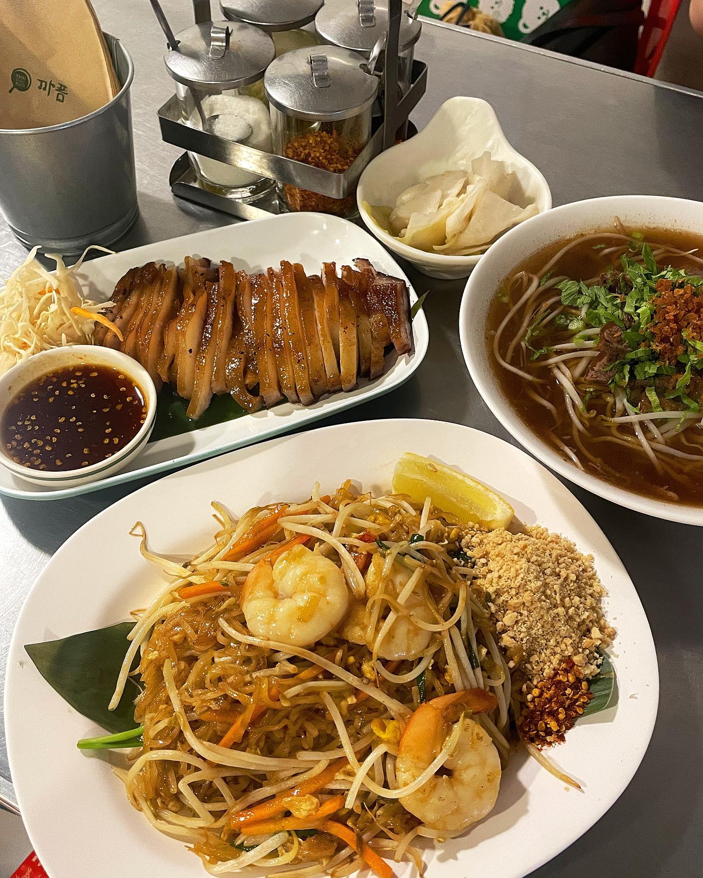 풍자 또간집에 나온 압구정 맛집 <까폼>🇻🇳

원래도 유명했지만 풍자 또간집에 나와서
웨이팅이 더 길어진 압구정로데오 까폼😮

평소엔 어마어마한 웨이팅으로 방문하기 힘든 까폼
평일 늦은 점심에 겨우 다녀왔다

이미 랭쌥은 품절이어서 
항정살 구이인 커무양, 태국 소고기쌀국수, 팟타이 주문🍽️

처음 먹어보는 커무양은 부드러워서 식감이 너무 좋았고
소스에 찍어먹으니 더 맛있었다☺️❤️
쌀국수는 여기저기 다 먹어봤지만 까폼 쌀국수는
더 진하고 깊은 맛이어서 좋았고 팟타이까지 최고🍜👍🏻

직원분이 불친절한 느낌은 있었지만 음식은 맛있었던 까폼! 🙂
주말엔 웨이팅이 심하니
평일 점심쯤 방문하시는 걸 추천해요- 🙌🏻

🍯꿀팁🍯 
까폼에 웨이팅이 너무 길거나 랭쌥이 품절되었다면
근처에 까폼의 2번째 매장 레우레우, 3번째 매장 딸랏이 있으니
알아보고 이동해서 먹는 방법도 있어요! ✨

✔️서울 강남구 선릉로153길 18 지하1층
✔️평일 11:30-22:00 주말 11:30-23:00
(L.O는 마감 30분 전)