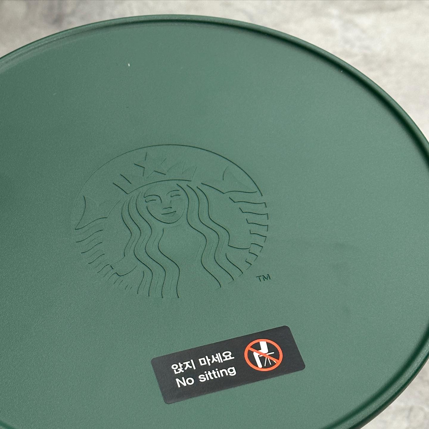 No sitting

#스타벅스 #starbucks