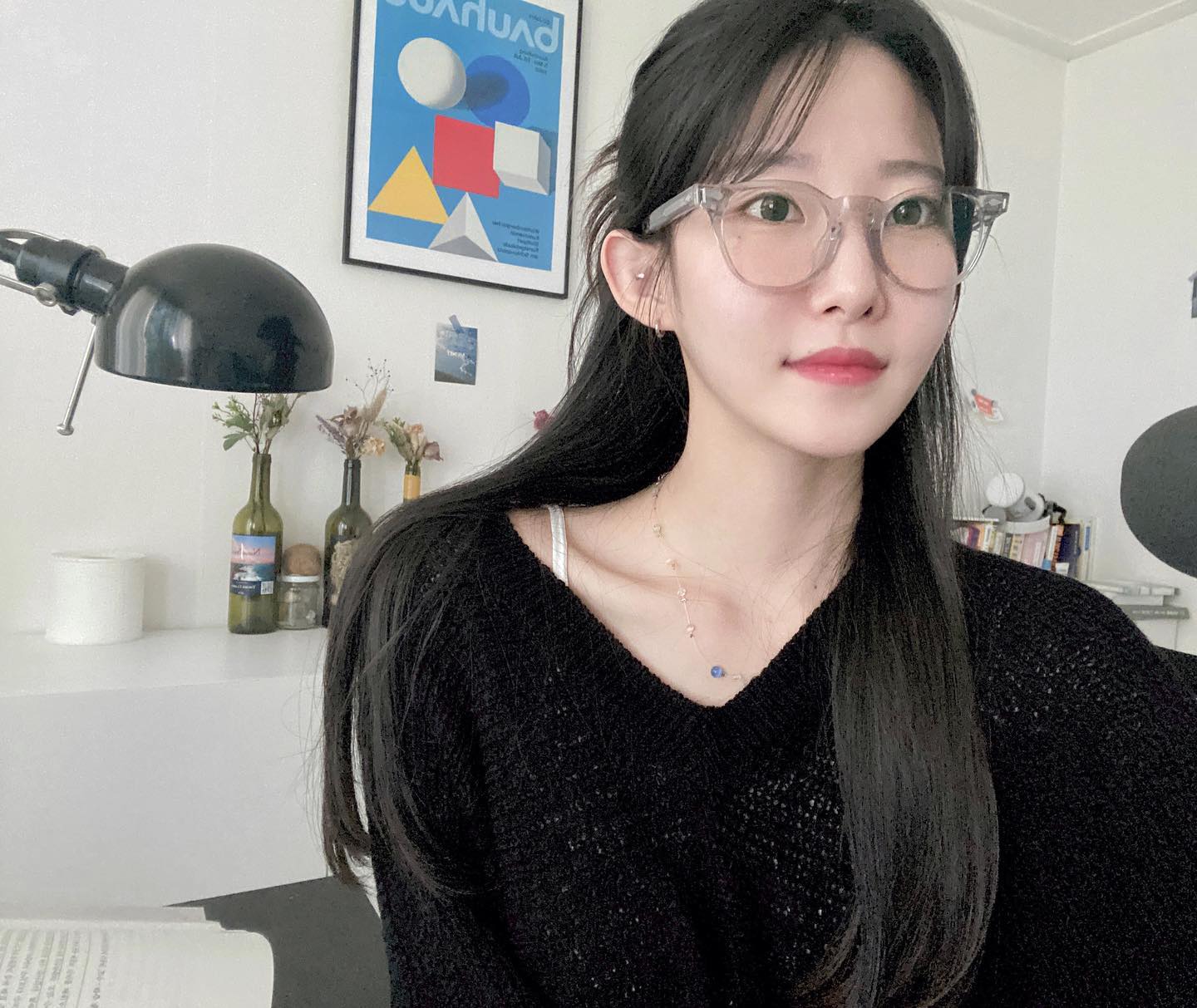 babydragoneyewear 
안경케이스까지 예쁜 곳 처음봤다아,,,,🌊
⠀
안경의 굴레에서 못벗어난지 15년 차 인간으로서,,, 안경 진짜 편해요!!
공부할 때 몇시간씩 끼고있어도 콧대 눌림이나 귀 눌림이 없더라구요??
뿔테라서 너무너무 가볍습니당🐒
⠀
그리고 절대 안경끼고 밖에 안나갔었는데, 이 안경은 디자인 예뻐서 산책갈 때 매일끼고 다닙니다 크크 ♥
⠀
예쁜 안경 보내주셔서 감사합니다 ◡̈