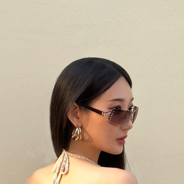 조수연 Cho Soo Yeon 🇰🇷 on Instagram: "#광고 올여름 #바틴선글라스 로 패셔너블하게🤎 @bathin.magazine #바틴 #선글라스 #패션 #패션모델 #광고모델 #뷰티모델 #피트니스 #조수연 #셀카 #썸머룩 #여