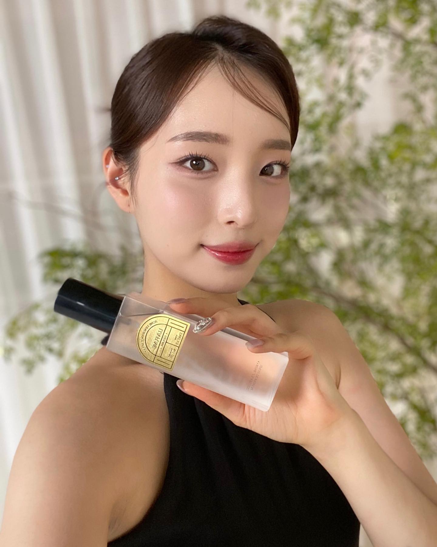러퓸에서 새로운 컬렉션인 룸스프레이가 출시했다고 해요 🤍
향에 진심인 러퓸 룸스프레이엔 4가지 향이 있는데 
개인적으로 #오니리크상탈 향이 젤 좋더라구요 :)
그리고 이번에 작업한 촬영장이 새롭게 이전한곳이라 
러퓸 룸스프레이로 스튜디오를 한껏 산뜻하게 해주고 왔어요 🌿
디자인도 너무 고급스러워서 집들이나 개업선물로도 최고 👍🏻

#LUVFUME#러퓸#룸스프레이 #ROOMSPRAY#러퓸룸스프레이