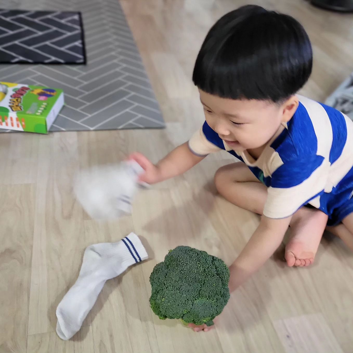 브로콜리를🥦좋아하는 막내^^
브로콜리랑 놀더니 브로콜리가 양말 짝꿍 찾아준단다ㅎㅎ

#브로콜리 #양말찾기 #막내놀이 #40개월 #4살