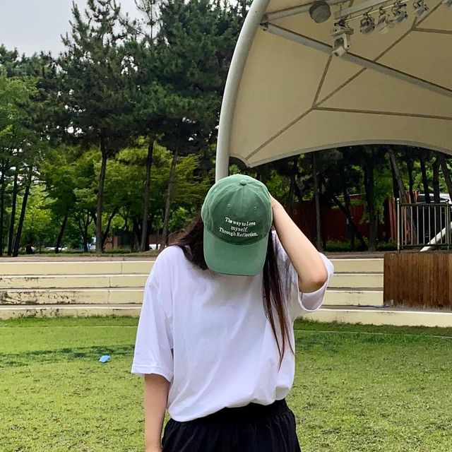 김은둥 on Instagram: ”⠀
#협찬
⠀
와이드 한 핏이면서
허리 밴딩이 너무 편한
@1rony9orno_official 윈드브레이커
와이드 밴딩 팬츠🤍🖤
가벼워서 통기성 좋고 방수 재질 미쳤따💛
힙한 색상 많던데 다 쟁이고 싶네요🫶🏻
⠀
⠀
#아이러니포르노화이트라인 #아이러니포르노 #남여공용팬츠 #긴바지 #와이드팬츠 #나일론팬츠 #데일리룩 #바지추천 #셋업 #여름바지 #PANTS #パンツ #아이러니포르노x텍토리 #레인보우볼 #rainbowbowl”