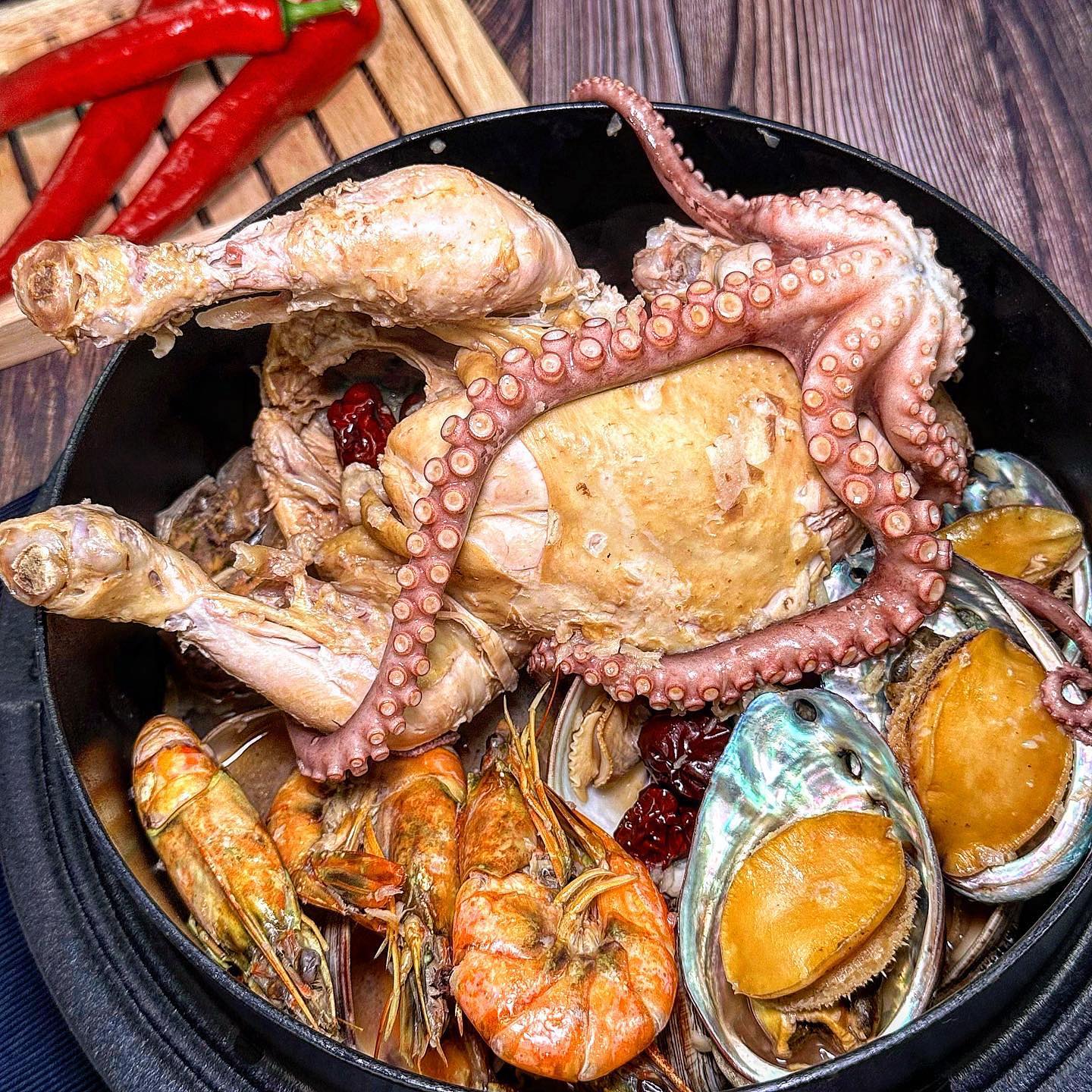 협찬💛복날에 기력회복하기💪
각종 해산물과 닭까지 푸짐하게❣️
.
.
🥘#해신탕

크기도 큼직한 A급 국내산 생닭과
쓰러진 소도 일으킨다는 낙지,
통통한 전복과 새우, 백상합까지❤️

육수도 우릴 수 있게 한방재료도 보내주셔서
닭과 해산물과 함께 우려난 국물이 진짜 진국👍

재료 구성도 던던~하고 먹으면 배도 던던~
재료가 신선하고 상태가 다 A급이라 
퀄리티 좋은 밀키트에 저희 부모님도 반했어요💜

남은 국물에 칼국수 면을 넣어 끓여먹어도 맛있구,
저는 닭살을 찢어 #닭죽 으로 다음날 먹었더니 
젼맛탱‼️ 징짜 맛있더라구여🥹🧡
해신탕 밀키트로 복날에 몸보신 해보세요🫶
.
.
복날 뭐먹지? #돌쇠네농산물 에서 만나요 :)
.
.
.
🥘dolfarmer_official
🥘해신탕 밀키트 3인분₩31900
.
.
.
#성장기삐야긔 #돌쇠네해신탕
#밀키트 #밀키트맛집 #해산물 #해산물파티 #해천탕
#초복 #중복 #말복 #복날음식 #복날 #보양식 #여름음식
#몸보신 #몸보신음식 #택배맛집 #오늘뭐먹지 #간편식