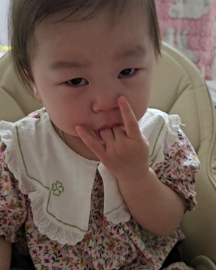 인사 잘하는 14개월 예나스
잘먹겠습니다❤️❤️ 

#14개월아기 #인사성바른아이 
#범띠아기 #딸래미일상