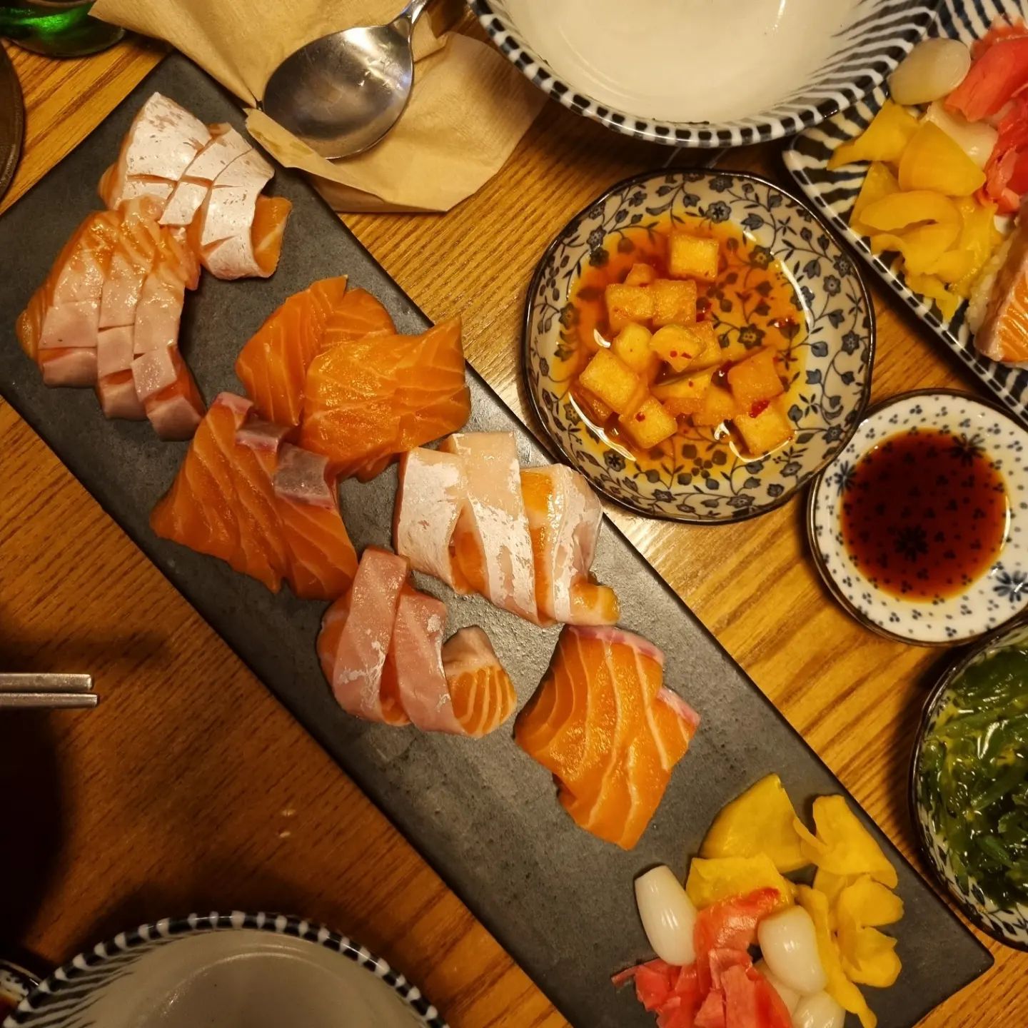 남성역 차녕식당

🐟 주문: 연어회, 연어초밥, 연어 덮밥
🏡 최상급 수페리어(SUP) 등급의 생연어를 직접 손질해 제공하는 식당.

직접 손질한 생연어와 
주문 후 비벼서 제조된 밥 등
사장님이 요리를 아시는 분

메뉴 도장깨기해도 괜찮은 식당
남성역과 이수역, 서초쪽 거주자라면 방문 추천

직접 손질한 생연어로 만든 신선한 초밥입니다. 미리 밥을 비벼두지 않고 주문 후 조리합니다

직접 손질해 낸 연어가 초밥위에 올려져있는 최고 인기 메뉴. 비비지 마시고 연어를 반찬처럼 밥 위에 올려 드시면 더욱 맛있습니다.