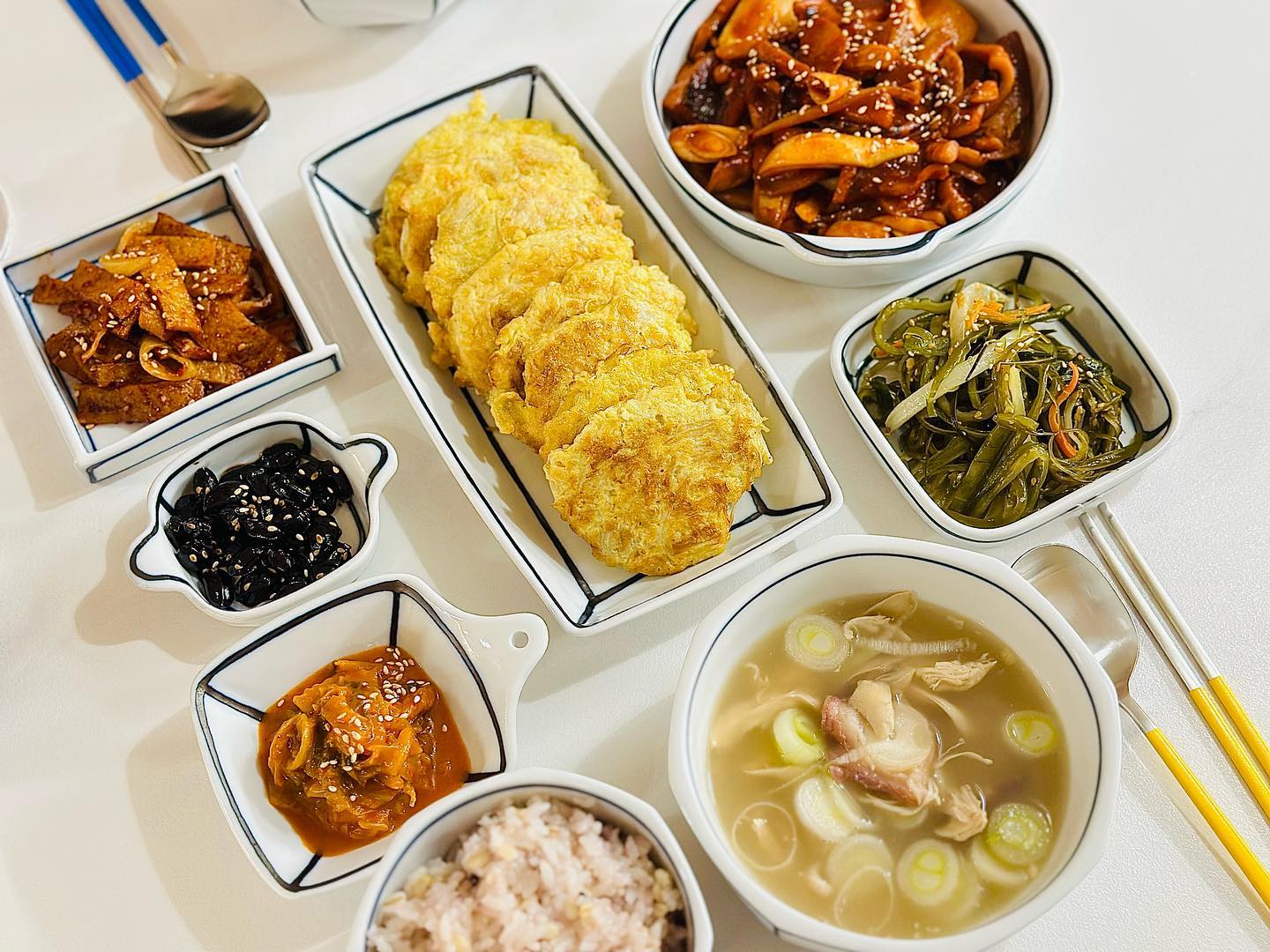 ఇ

잡곡밥 문어닭곰탕
불오징어볶음 팽이버섯전
매콤어묵볶음 콩자반 
볶음김치 미역줄기볶음

 
⠀

⠀