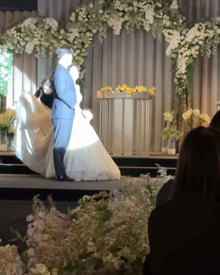 이제야 올리네요
바로 ...축사하게해줘서 고맙다는 내친구🥺♥️
너무감동이었어.. 친구 축사듣고 결혼때 참고있던
눈물팡...🥺🥺

이런칭구를 어케 안사랑합니까

그리고,노래방가서 연습 매일한 오빠친구 
은호오빸ㅋㅋ ㅋㅋㅋㅋ 고마워
우리오빠 옆에서 글썽하던데?
그리고 노래는 왜케 잘불른겨 ㅋㅋㅋㅋ

고마운내사람들 

너무소중하고,
너무감사하고,

말로는 다표현못하지만 
너무고맙습니다 

직촬찍어준 지은이 고마워 ㅋㅋㅋ

와주신 모든분들 감사했어요
일하다보니 이제야 올리네요♥️

#웨딩 #고마운사람들 #감동 #허락없이 #올리기 #ㅋㅋ #다들 #고마워 #결혼식 #울고 #웃고 #♥ #사랑해 #🫶 #잘살자 #♥ #덕분에 #행복 #😊 #지금보니 #눈물 #🥺