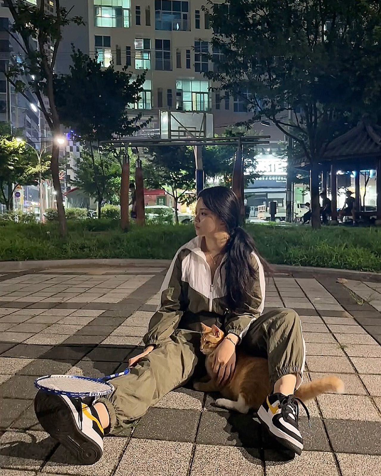 집앞에서 경아랑 배드민턴
치다 만난 고양이 소확행 여따 🐱