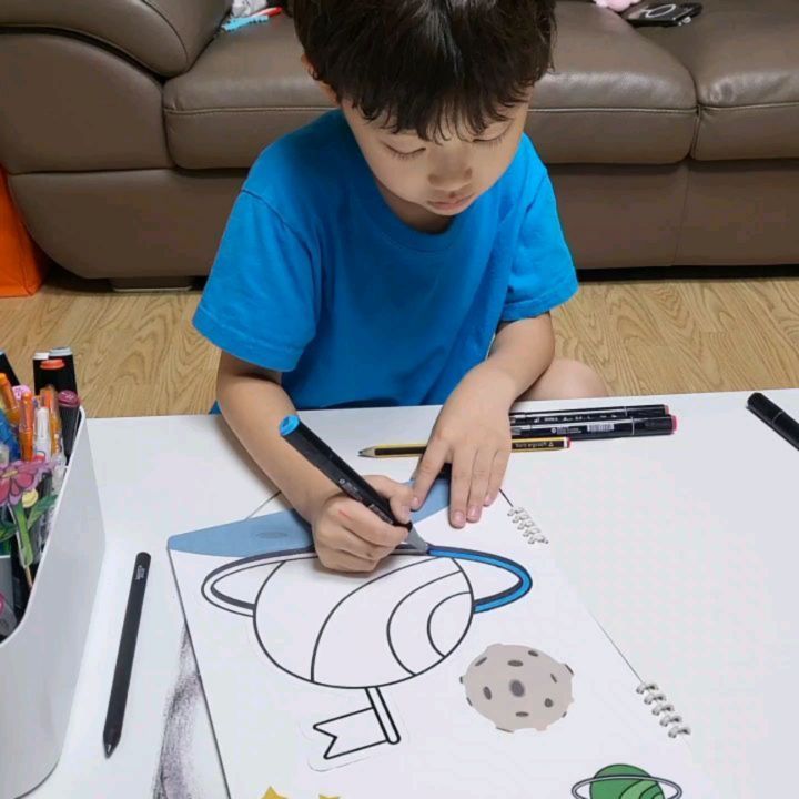 #협찬 같은 선물
더운날 에어컨 밑에 있는게 최고인데
아이랑 뭐하고 놀까 고민이 많으시죠?

집콕놀이 중 많이 하는 것 중 하나가
바로 #컬러링 #색칠놀이 인데요.
삐뚤빼뚤 색칠되는거에 짜증내는 아이라면
지금 센시3d컬러링북을 주목해주세요.

볼록한 라인이 있어서 선을 만져보면서
색칠을 하면 선 밖으로 나가는 일이
현저히 줄어들어서 아이도 즐거워하구요.

뒷면은 음각선이 있어서 아이들이
재미있고 자신감있게 그림을 그릴 수 있어요.

색칠놀이가 끝나면 가위없이!
툭툭 뜯어서 재미있는 액티비티까지~

종이가 스케치북보다 두꺼워서
마카펜을 사용하더라도
뒷면에 묻어나옴 없이, 찢어짐 없어요.!

3dcoloring_sensee

#센시 #센시3d컬러링 #센시3d컬러링북 #센시컬러링북 #3d컬러링 #3d컬러링북 #sensee #sensee3dcoloring #sensee3dcoloringbook #컬러링북 #컬러링 #유아미술 #유아교육 #유아영어 #영어그림책 #영유아교육 #색칠공부 #색칠놀이