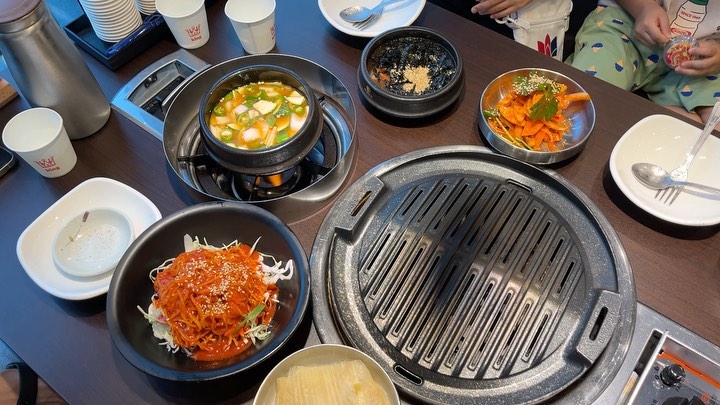 #협찬🥩다올정육식당

초복에는 고기G🥩
돼지한마리 1kg
된찌+계란찜까지 냠냠

숙성고기에 푹 빠짐🤤
삼겹에서 베이컨 맛나고
가브리살 미쳤… ㄷr👍🏻

기본찬으로 나온 된찌
밥넣고 끓여서 마무리😎

회식, 모임장소로 추천👍🏻