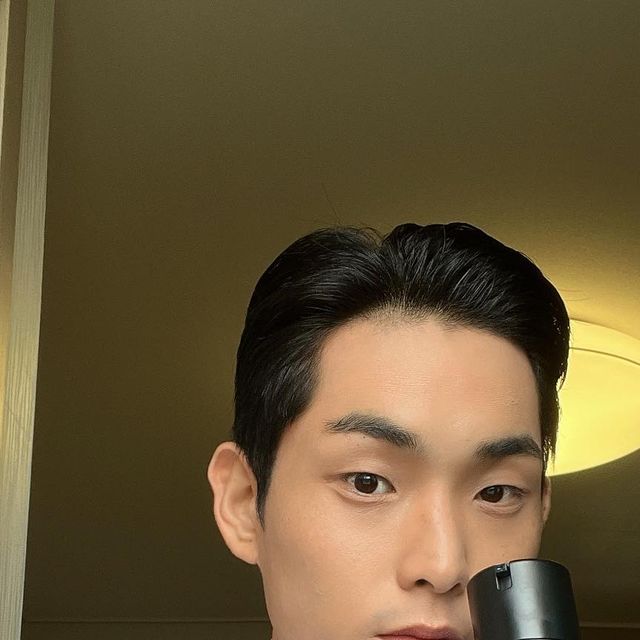 백광렬 on Instagram: "#광고 남성 헬스케어 브랜드 @heis_lab 에서 나온 <히이즈 올인원 썬스킨>입니다! . . 이 제품은 남성 피부노화의 원인 6가지로부터 철저히 보호해 줄 남성피부맞춤 올인원 썬