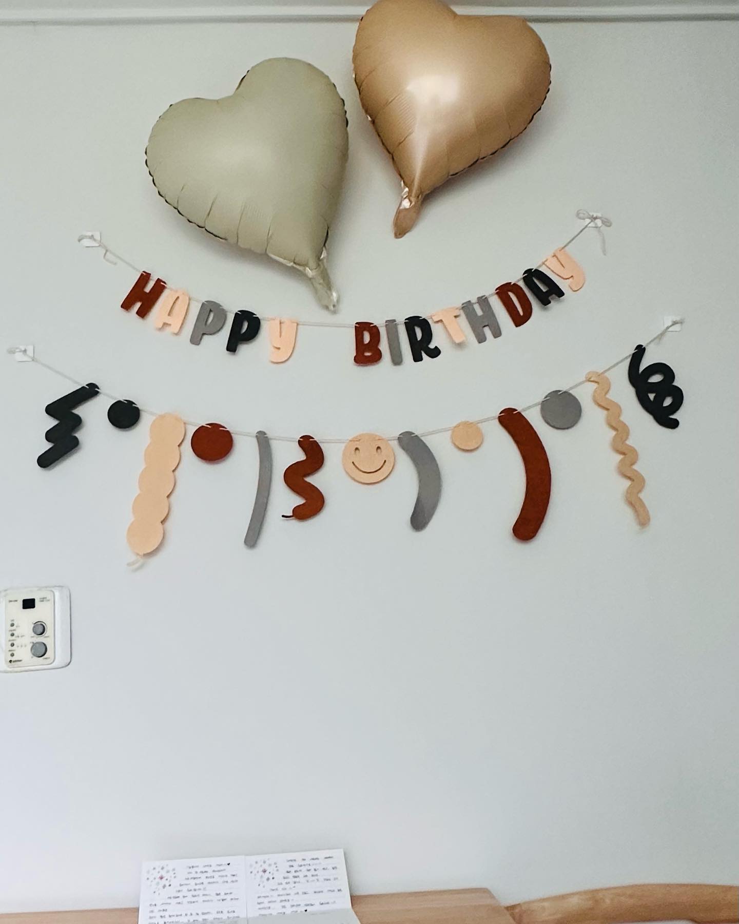 #일상소울린
#특별한일상
#HBD #소울린
#생일후기

Since 1986.07.11, 
2023.07.11
소울린의 37번째 생일.

1. 분명 어젯밤 잠들 때까지 휑했던 벽.
아침마다 나보다 먼저 인나 출근하는
#내짝꿍박서방 은 출근할 때 뽀뽀로 출근을 알리고 가는데,
일상과 똑같은 출근 알림을 위한 뽀뽀로 눈뜨고는 빵터짐.
사부작사부작 전날 나 강의하는 동안
글자, 문양 하나하나 연결하고
풍선은 아침에 급하게 불었단다.

2. 편지는 또 언제 쓴건지
문앞에 저렇게 붙여두고 출근하심.
편지 내용 보고 뭉클~ 눈물 날 뻔.

3. 요리에 자신 없어 하는 내 짝꿍
그래도 와이프 생일이라고
비싼 고기까지 넣어 끓였는데
대존맛!!! 
근데 오빠, 요리 잘하는 건 좋은데
그거까지 하면 내가 하는 집안일이 없어요.. 
요리라도 내가 할게.. 🤣

4. 출근 전, 
오늘 생일을 기쁘게 시작하고 보낼 수 있도록 만들어주신
하느님께 감사드리며, 출근길에 종종 방문하는 이 곳에서
“하느님 고맙습니다” 감사기도
그리고 이 더위에 
팔삭둥이 나 갑자기 만나 
놀라고 고생하신 엄마와
지우라고 하시곤 신부님한테 상담 받으신, 
지울 맘 1도 없이 잘 키워주신 아빠를 위해서도 기도🙏

5.
도대체 나를 어떻게 업은거야..
오히려 목이 돌아간게 아닌가 싶도록
저 갓난쟁이 겨드랑이를 껴서 안고
세상 자기만 해맑은 둘째언니가
하룻동안 프사에 저걸 해뒀는데
저게 또 감동..

6-7. 00시 땡! 하자마자
큰형부, 막내오빠, 짝꿍씨로 시작해
이른 아침부터 막내 생일을 저렇게나
축하해주시는 우리 장씨 가족들.
어린 시절엔 가족이 많은게 싫었고
사실 가족 많은게 좋아진건 30대 초중반 부터였어서 
몇 년 안됐지만 ㅋㅋㅋ
요 몇년 강렬하게 은총을 느끼는 중.

8. 새로이 생긴 가족.
엄마는 전화 주시고, 아빠가 일등으로 생일 축하해주시는 
아름다운 집 ♡
그레고리오가 괜히 좋은 사람이 아닌 이유가 확실한 
사랑 많은 가정에서도
결혼 후 첫 생일이라고 더욱 축하해주셨어요 고맙습니당! 
주말에 만나요!!

9. 최애 조카 내새끼들.
1번은 띠동갑, 2번은 14세 차이라
얘들도 자꾸 나를 언니/누나라 부를만큼
가깝고 애끼는, 우리 결혼식 축가의 주인공들.
늬들이 있어 막내꼬모는 행복하다!!

10. 둘이 데이트한게 오랜만인 생일.
자꾸 사람들이랑 놀아서 🤣
아침부터 밤까지 나의 온 생일을 축하해주기 위해 애쓰고, 
온 몸과 맘으로 축하해준 내 짝꿍과의 데이트. 
진짜 사랑한다 박영재! 

우리 앞으로 더 재밌게, 행복하게
기도하며 하느님 보시기 예쁘게 살아요.
고맙고 사랑해요 내짝꿍💜

+, 예상치 못한 너어~~~무 많은 축하를 받아 
정말 고마움이 넘치는 하루 였어요.
제가 챙기지 못했음에도 축하해주셔서 죄송한 맘과 함께, 
앞으로 더 잘 챙겨야겠다는 다짐을 해봅니다.

술 선물이 많이 들어와 일단 기쁘고(?)
많이 사랑해주셔서 고맙습니다.
남은 364일도 더 신나게 잘! 살아볼게요.
축하해주신 모든 분들 고맙고 사랑합니다!