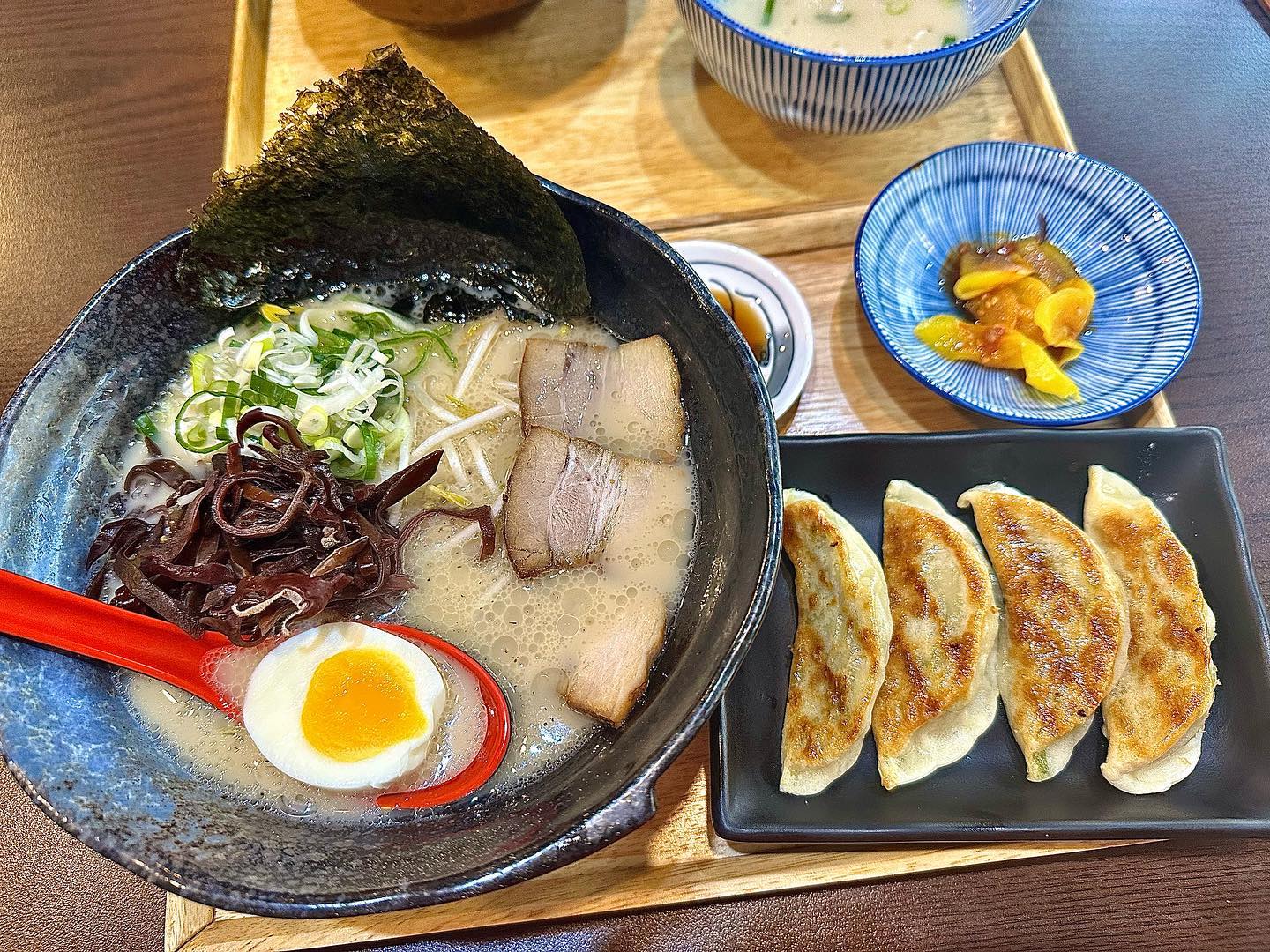 안녕하세요! 
춘천 명동에 라멘과 카레 맛집으로 유명한
#키아이 다녀왔습니다! (๑❛ڡ❛๑)☆ 

⛧ 돈코츠라멘세트(돈코츠라멘 + 교자) - 10,500원
⛧ 차슈 돈부리 - 8,500원
⛧ 가라아게(5p) - 4,500원 

라멘은 육수의 맛이 정말 중요한데 돈코츠라멘 육수가 진하고 너무 맛있었어요! 괜히 라멘 맛집이 아니더라구요!
돈코츠라멘과 함께 나온 교자는 속에 육즙이 있어서 너무 맛있으니까 순삭하게 되더라구요!?

카레로 맛집이지만 이 날은 차슈 돈부리를 먹었는데 차슈 돈부리는 맛있는 갈비에 밥 비벼 먹는 맛이였어요! 너무 맛있어서 술술 들어가더라구요! 

사이드메뉴로 가라아게 꼭 시켜드세요! 바삭하고 부드러우면서 닭냄새 하나도 안나고 너무 맛있었어요!

혼밥하는 사람들을 위한 자리도 있어서 혼밥하는 사람들이 굉장히 많았어요! 또한, 조용한 분위기로 대화하면서 먹기 좋았고 사장님이 넘넘 친절했습니다! 

➼ 강원 춘천시 중앙로67번길 18 1층 5108호
➼ 매일 11:30 - 20:00

#협찬 #리뷰노트 #춘천맛집 #춘천명동맛집 #춘천명동라멘 #춘천맛집추천 #춘천일식당 #춘천일식당맛집 #춘천명동라멘 #춘천라멘맛집 #춘천돈코츠라멘 #춘천맛집투어 #춘천 #맛팔 #먹팔 #먹스타 #먹소통해요 #먹팔맞팔 #먹소통 #먹스타맞팔 #카레맛집 #라멘맛집