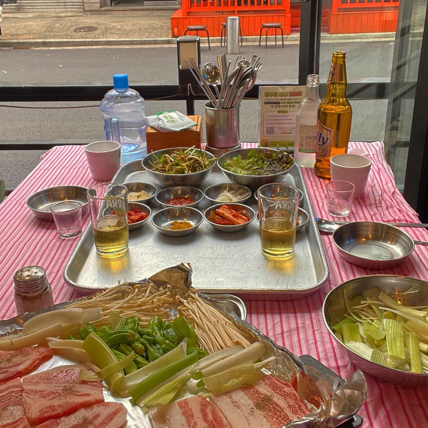 고기 처돌이도 고기 대신 대파와 사랑에 빠지게 된다는 대파집에 다녀왔다

기본 셋팅으로 각종 소스, 묵은지 김치, 오징어 젓갈, 파절이, 대파김치, 그리도 서비스로 계란찜이 나온다

여기서 주목해야할 녀석는 바로 대파김치
대파의 아삭함과 새콤달콤한 양념 맛까지
소주 한병은 거뜬하다

냉삼과 모듬야채가 나오면 사장님께서 첫 셋팅과 맛있게 먹는법을 알려주신다

잘구워진 삼겹살 한점과 야채, 그리고 대파김치까지
소주를 마셔야하는 이유가 생겨난다

📍 서울 중랑구 망우로30길 20 대파집 중랑직영점
⏰11:30-23:00

#중랑구맛집 #중랑맛집 #중랑술집 #냉삼맛집 #냉동삼겹살 #냉삼 #냉삼집 #대파김치
