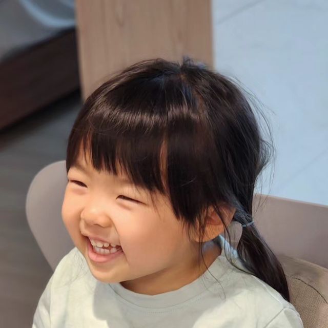 빵빵이 이서의 성장기록 on Instagram: "너무 잘사용하고았는 #봄봄그로미소파 개인적으로는 하이체어로 너무 잘 쓰고있답니다 아기의자는 너무 싫어하고... 어른의자는 아직 키가작아서 불편