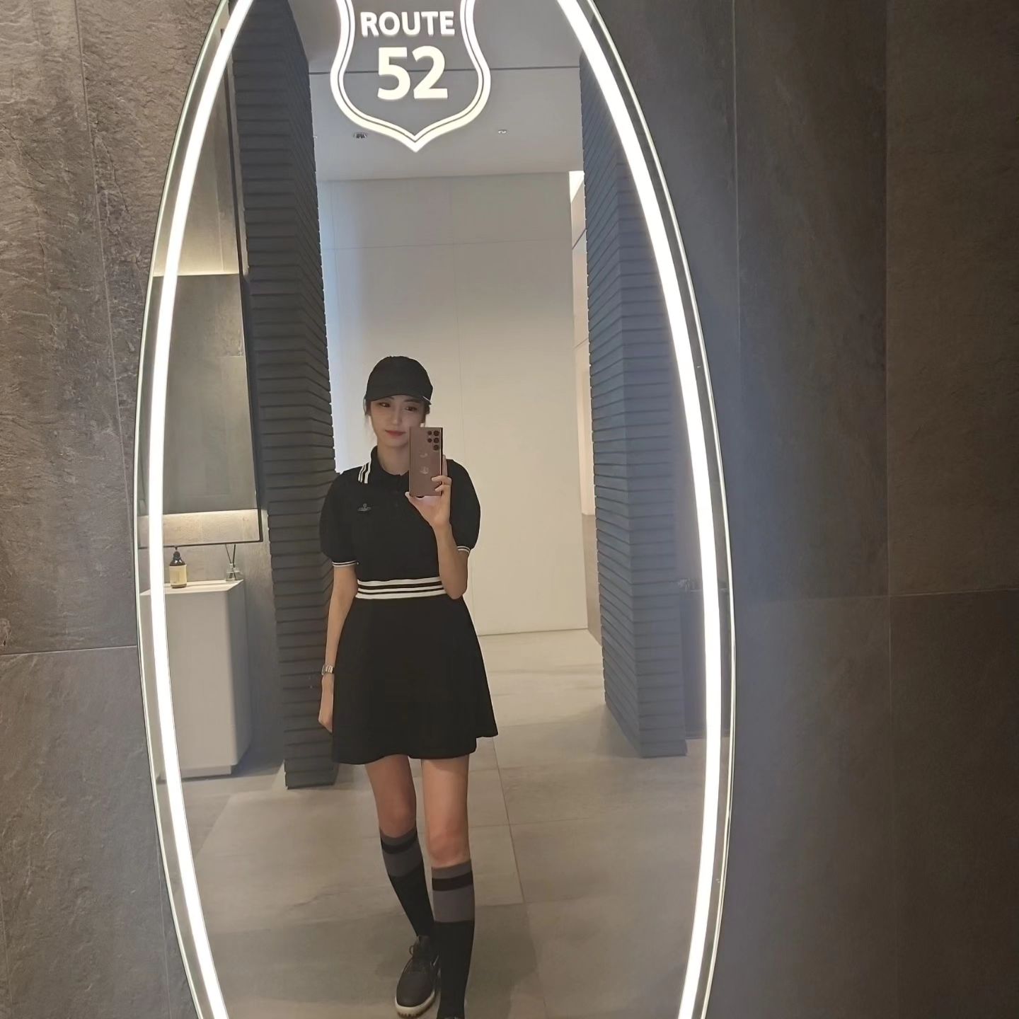 장마에 이번주 라운딩이 취소각이라...
우울해서 올려보는 #루트52
생긴지 얼마 안된구장이라 구장 너무이쁘고 잔디도 좋아서 추천해요:)
중간에 아이스크림도 있고 클럽하우스도 이뻐요~~ 
더운데 필드나가시는분들 건강유의하세요!♡

홀 중간중간에 찬물에탄 #닥터마고#살빼고 마시면서 탈수를 예방하면서 쳤어요>_<
#골프#라운딩#golf#kpga#골프스타그램#다이어트#골프용품#골프웨어#골프패션#골프선글라스#홍홀#비비안웨스트우드#vivianwestwood#타이틀리스트