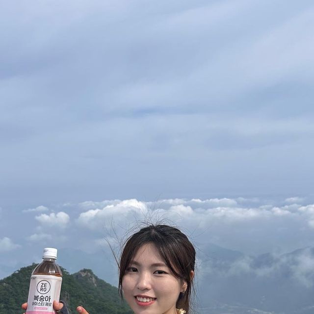 김아영 on Instagram: "#광고 @mcnulty_official 등산을 하다보면 당이 떨어진다고들 하지않나요?! 저 역시도 등산을 하다보면 갈증과 함께 당이 급격히 떨어지는 걸 느낍니다🥲 오늘 소개해드릴 #맥