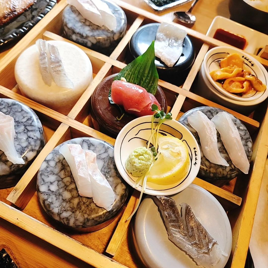 남편 생일 & 결혼기념일 
나들이를 오긴 왔는데... 더워서 ㅎㅎ
먹고 숙소 먹고 숙소 먹고 반복 😂
체력 생각해서 #요양 #먹부림여행

휴가철 관광지 물가 겁냈는데 다 맘에 듦!
스벅 아이스소이라떼는 첨인데 맛없.. 이상한 조합같지만 휘핑 안올렸음 못마셨을듯 ㅋㅋ

#아니벌써 #5주년 #내귀염둥이돌려줘 
#1박2일 #울산여행  이따 #서핑 하고 #또먹어야지
서핑 일년만인데 #괜찮을까 #생일여행 #결기여행 
음식사진뿐이지만 #대왕암공원 #일산지 #슬도 #주전몽돌해변 가긴 갔음 ㅋㅋㅋ 
내선물은 #금붙이 로~ 🤭