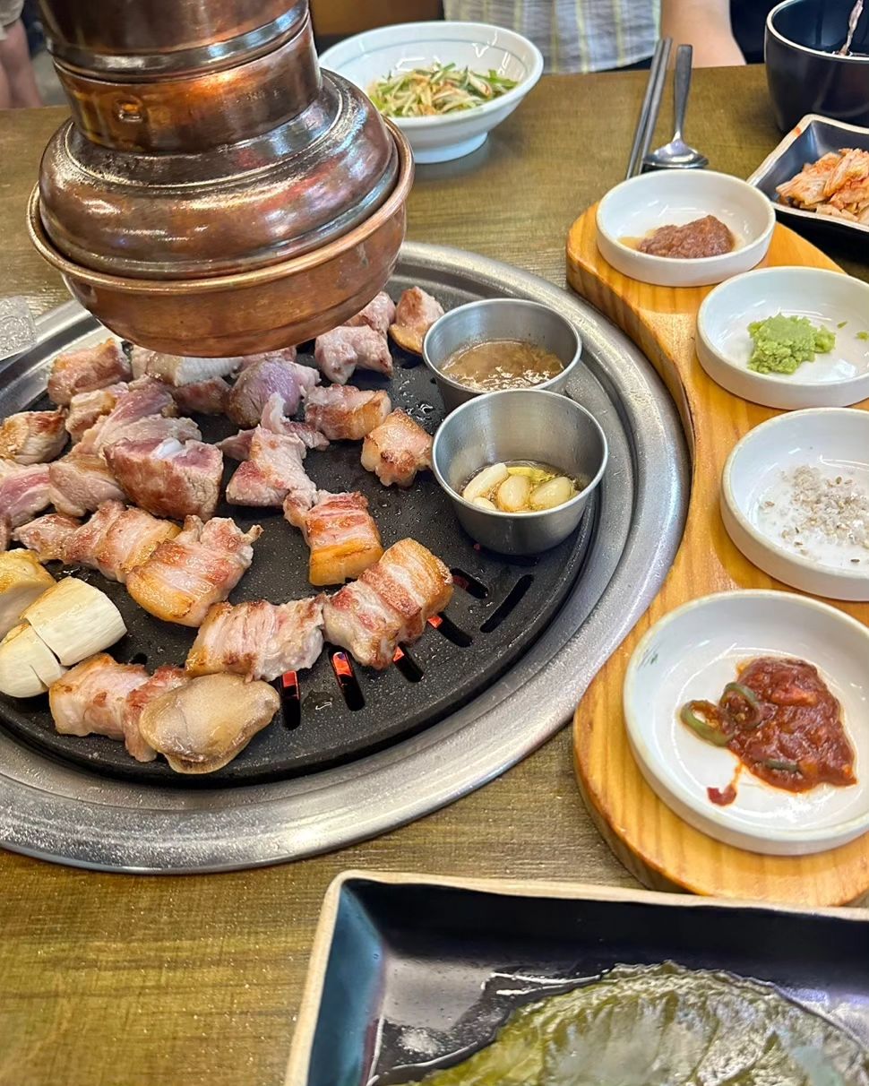 #협찬
[최원석의돼지한판&서해쭈꾸미 건대1호점] pig_k.o
•주먹고기+삼겹살 500g, 돌솥밥 

최원석의돼지한판&서해쭈꾸미는 숙성한 고기들과 쭈꾸미가 메인인 음식점이에요😊 저는 주먹고기와 삼겹살 반반으로 먹어봤어요! 

삼겹살, 주먹고기 둘 다 두툼하고 고소하니 너무 맛있었어요🩷 여기는 국내산 암퇘지만 제공한다고 하더라고요! 확실히 잡내없이 부드럽고 질 좋은 고기인게 느껴졌어요😋 

기본으로 나오는 된장찌개와 묵사발과 밑반찬들 모두 맛있었고, 추가로 시킨 돌솥밥이랑 고기랑 해서 쌈에 싸먹으니까 더 맛있었어요ㅎㅎ 

저녁시간에 갔더니 웨이팅도 있었는데요! 매장이 바쁜 와중에도 직원분께서 다 구워주셔서 안타고 맛있게 먹을 수 있었어요😍 고기굽는 스킬이 정말 장난 아니시더라고요! 

음식도 맛있지만 처음부터 끝까지 직접 구워주기 때문에 회식이나 가족 모임 등 여러사람이 먹을 때 더 찾게 되는 매장인것 같아요👍 

주소👉 서울 광진구 아차산로 199 성빌딩
매장번호👉 050-71340-1272
영업시간👉 매일 11:30~01:00 

#건대맛집 #건대입구맛집 #건대입구역맛집 #건대고기집 #건대삼겹살 #건대회식 #건대데이트 #최원석의돼지한판&서해쭈꾸미건대1호점 #스토리앤체험단 #스토리앤미디어 #삼소 #가족모임 #외식장소추천 #먹팔맞팔 #먹팔환영 #먹팔해요 #먹스타그램 #좋아요 #먹스타맞팔