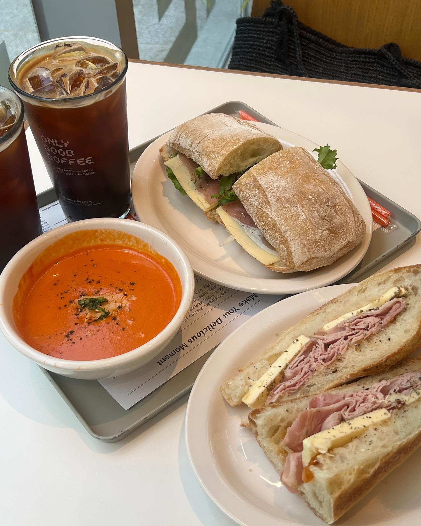 #sandwich 
작은건줄알고 많이 시켰다가 결국 포장엔딩,,🤣