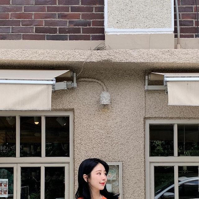 ɴᴀɴᴀ 🖤 on Instagram: "#광고 밝고 예쁜 컬러의 반팔 티셔츠 @keephustling_official 과 함께한 날! #킵허슬링 은 어려운 환경으로 꿈을 펼치지 못하는 아이들을 위해 판매금의 5%를 초록우산어린이