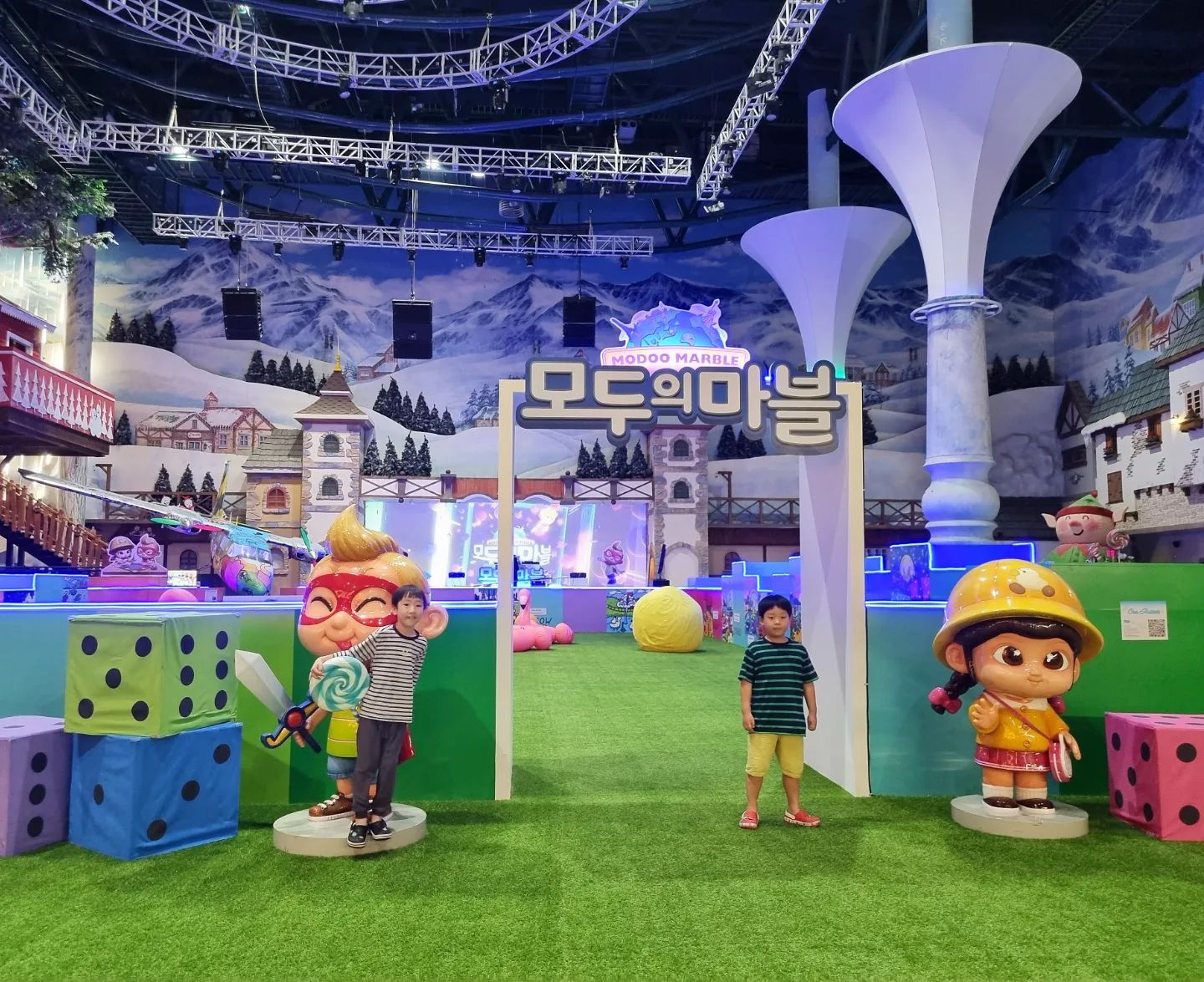*
방학때 어디 가야할지 고민되는 분들 주목해주세요🙌
주안이랑 주안이 친구- 겜돌이들과 함께 넷마블월드 다녀왔어요!
아직 알려지지 않아서 그런지 전세낸듯 신나게 즐겼어요☺️
게임 속에 들어온것 같다며 즐거워하는 아이들을 보니
엄마들은 더 기분 좋았구요🎊

회전목마에 다양한 포토존, 신나게 즐길 수 있는 EDM파티, 
그리고 감동적인 마술쇼까지!
챕터별로 즐길거리가 많아서 시간이 순삭이랍니다🩵

✨️넷마블월드 행사는 9월 30일까지 진행됩니다.
✨️워터파크+넷마블월드 PKG 구매링크 :
https://onemount.lscompany-coupon.com/?lscompanyResellerProductCode=PR2307179

onemount.official
#원마운트넷마블월드 #원마운트스노우파크 #서울근교아이와갈만한곳 #일산놀거리 #일산아이와함께 #일산테마파크 #경기도아이와함께 #테마파크 #일산테마파크 #경기테마파크 #서울근교테마파크 #복합문화공간 #넷마블 #일산가로수길