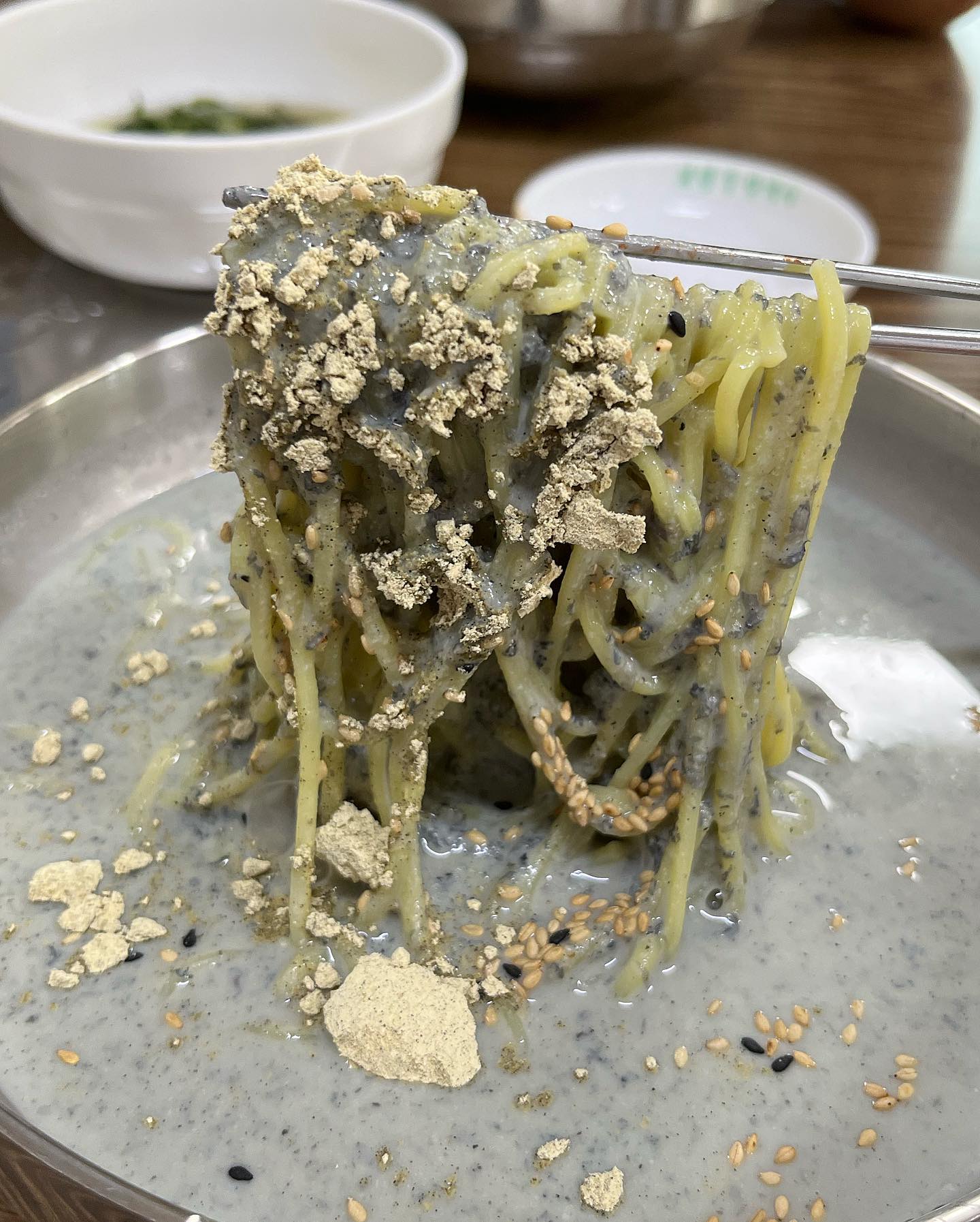 #보령해물칼국수

📍충남 계룡시 엄사면 번영로 110
🏷️ 콩국수 10,0

엄마가 좋아하는 칼국수 집!
우리가족 완전 자주 가는 칼국수집인데
오늘은 늘 먹던 칼국수 소개가 아닌
여름맞이 나의 올해 첫 콩국수✨✨

항상 에피로 보리밥에 열무를 주셔서
초장 넣고 열무 비빔밥 만들어서
맛나게 쓰까묵고 콩국수를 기다린다🤤

하얀 콩국수라 생각하고 주문했는데
까만 검정 콩국수 등장 - =͟͞͞ ( ꒪౪꒪)ฅ✧

직접 만드신 콩국이라 하는데
콩가루 까지 더해져 고소하고 맛있댜,,
나는 설탕, 소금 다 넣는 걸 좋아하는데 여긴 소금만 제공,,
아숩지만 그래도 맛있엇 ｡◕‿‿◕｡)
까맣던 하얗던 콩국수 쵝오❣️