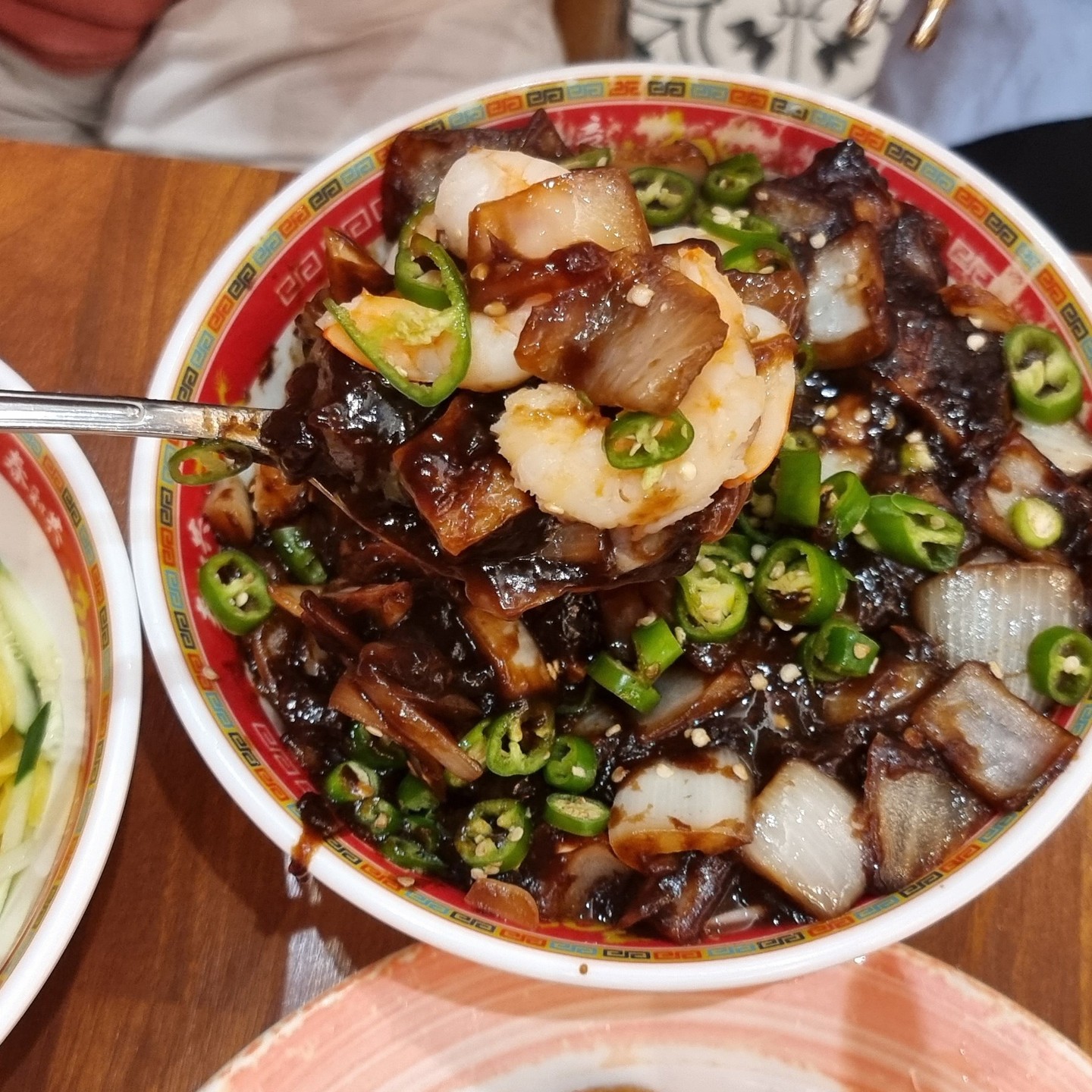 🍜 인천 차이나타운에 있는 '공화춘'

🍜 우리나라 최초의 짜장면 '공화춘'에 다녀왔어요!

🍜 저희는 공화춘짜장과 군만두를 먹었어요!

🍜 공화춘 짜장면은 간짜장 같이 면과 짜장이 따로 나오더라구요

🍜 일반 짜장과는 달라서 색다른 맛이었어요~

🍜 군만두도 토실토실 하니 맛있더라구요!

🍜 주차장이 있긴하지만, 협소했는데 주변 길가에 발렛주차를 해주셨어요

🍜 재방문의사는 없습니다.

🍜위치 : 인천 중구 차이나타운로 43

#공화춘 #공화춘짜장 #차이나타운공화춘 #차이나타운짜장면 #인천역맛집추천 #인천짜장면 #인천짜장면맛집 #원조짜장면 #공화춘자장면 #인천차이나타운맛집 #차이나타운맛집추천
