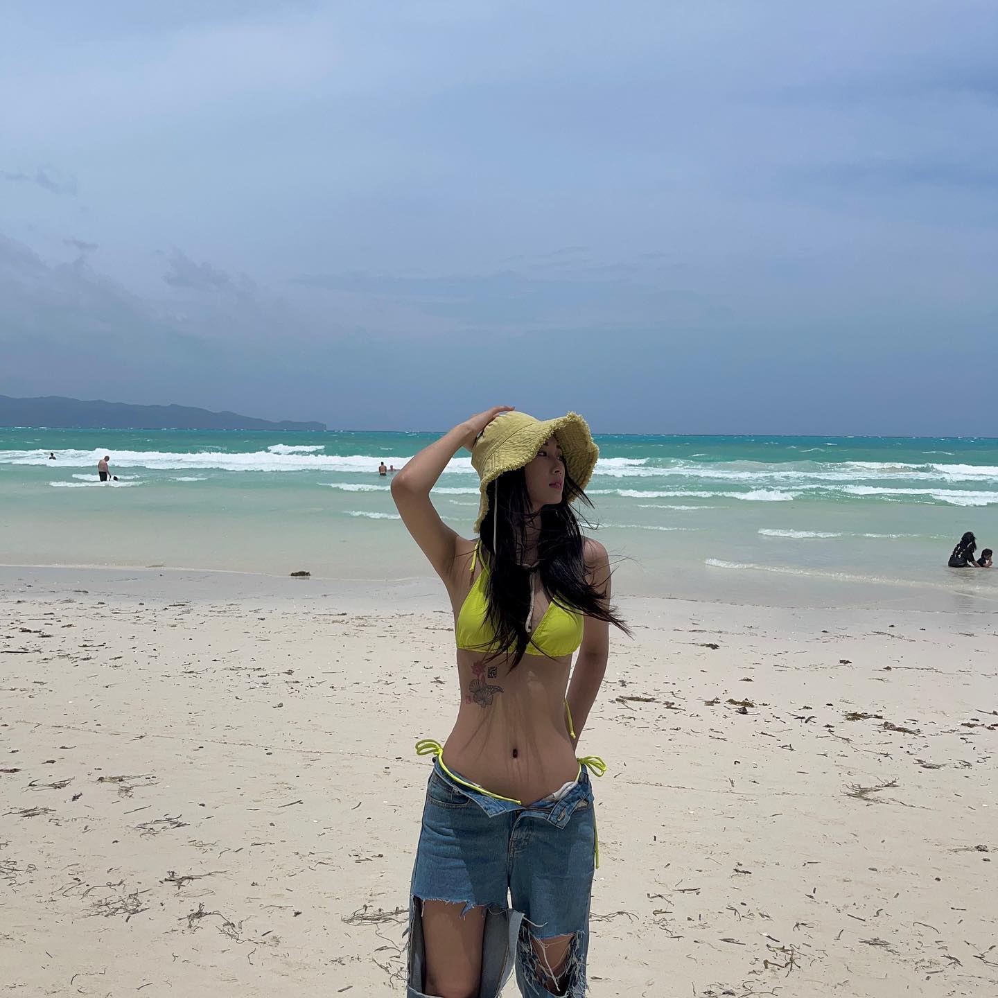 Boracay 🇵🇭 2-1일차
에메랄드빛 바다는 너무 예뻤고, 모래는 너무 부드러웠던 화이트 해변🩵🤍
아직 올릴사진이 한가득...
.
.
마지막은 바람과 싸우는 나....😅