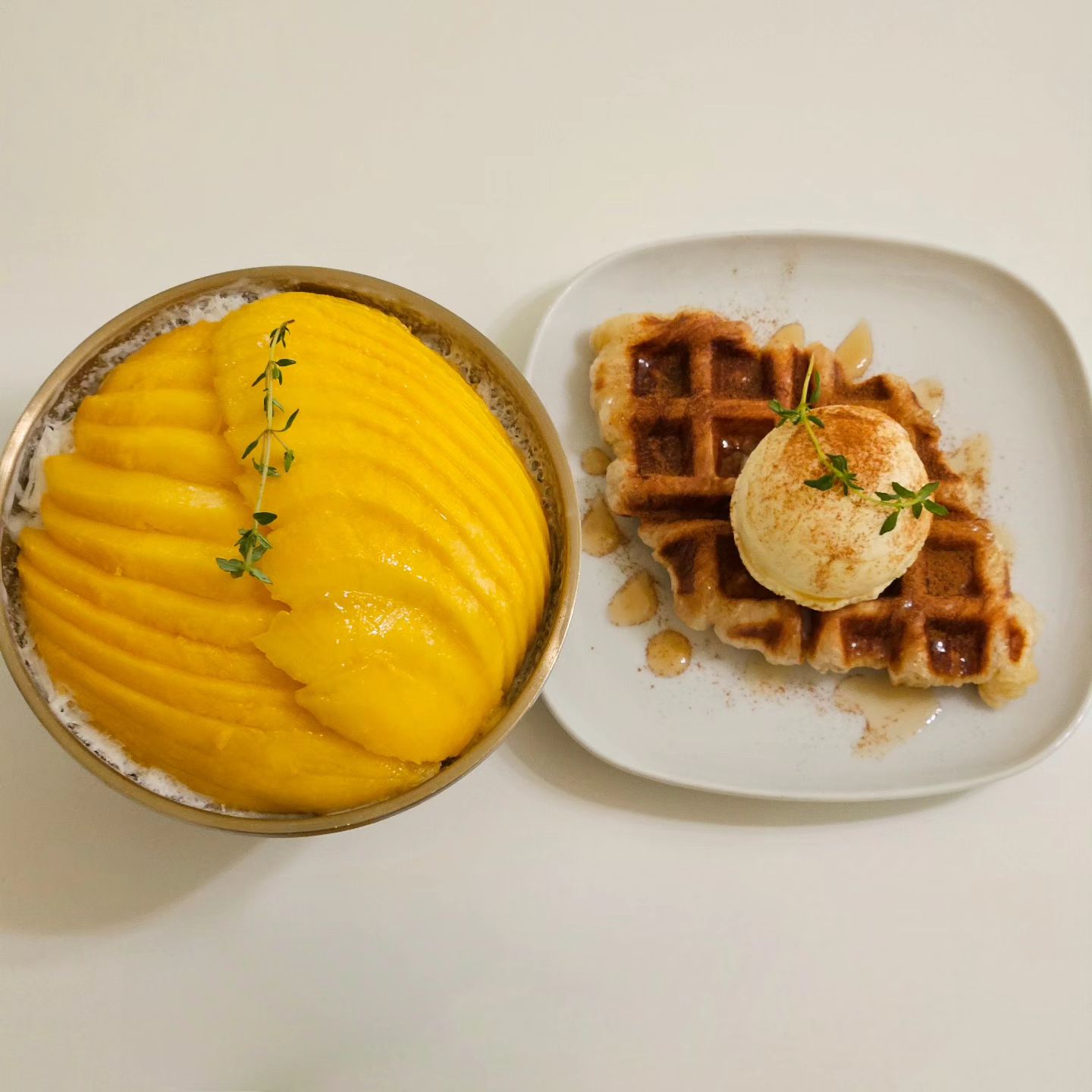 🥭
오로지 #망고빙수 를 먹기위해 답십리까지 다녀왔어요. 제가 팔로잉하고 있는 분의 망고빙수 추천글을 보고 기억 해 뒀었던 곳이에요. #카페하인나 입니다!

막상 가서 주문 하려니 칸탈로프 멜론빙수가 너무 맛있어보였는데요, 품절이어서 #태국골드망고빙수 를 먹었어요. 태국망고도 이제 끝물이라 곧 애플망고로 변경하신다고 하네요.

그럼에도 너무 맛있었습니다. #생망고 라 부드럽고 냉동의 식감이 전혀 느껴지지 않아요. 양 대비 가격도 정말 저렴하고요. 빙수 얼음은 우유와 요거트 중 고를수있어서 저는 망고와 잘 어울릴 것 같은 요거트로 먹었어요! 
사진엔 없지만 팥, 연유, 망고시럽을 같이 주시는데 이건 우유베이스 빙수와 잘 어울릴 것 같았어요.

그리고 같이 주문한 #아이스크림크로플, 기대하지 않았었는데 정말 제 취향이에요. 조금이라도 뭉쳐지거나 눅눅함을 싫어해서 사실 크로플에 까다로운 입맛인데, 여기 #크로플 은 눅눅하지않고 바삭한 식감이 좋았습니다.

📍카페하인나 cafe_hainna
🗺서울 동대문구 전농로 43 1층
⏱️매일 9:00 - 22:30 (일요일 휴무)

🍯
- 주차장 없음
- 매장이 안으로 깊어 좌석이 많은 편
- 아이스크림 크로플 4,500₩
- 태국골드망고빙수 18,000₩ (변동)
 
 
 
#음미수밍답십리