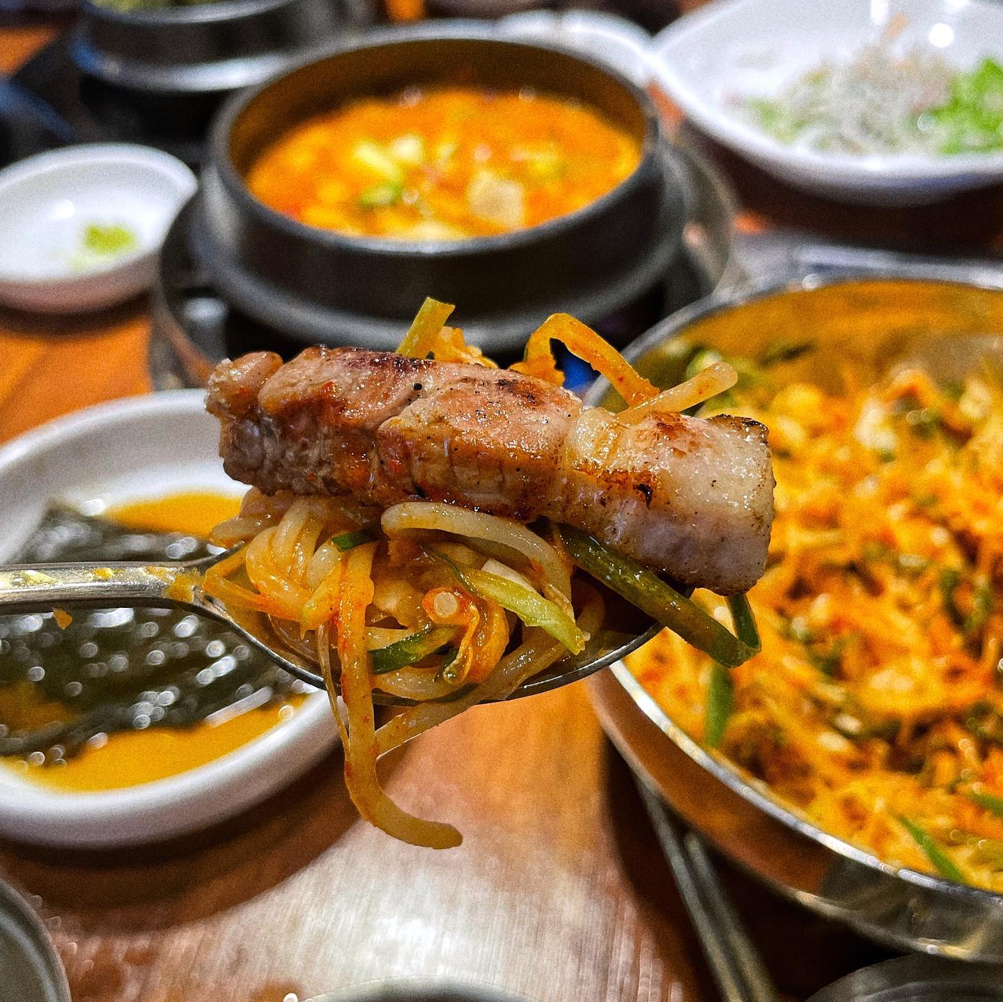 #협찬
🐖 한마음정육식당 판교테크노밸리점
📍 경기 성남시 분당구 대왕판교로 660 A동
🚗 주차 가능

<쫄면까지 주는 맛있는 고깃집♥️>

꺄아아 먹도리하면 고기~~
고기하면 또 먹도리쥬~🤤

이번에 판교에 위치한 한마음 정육식당에 방문했어요!

판교테크노밸리에 위치해있고
넓은 테이블에 매장도 커서
회식장소로 딱 좋겠다 싶었어용👍🏻

일단 고기 퀄리티 미쳤지않나여
정육식당이라 고기는 믿고 먹을수 있는🥹

저는 돼지 한마리 구성으로 먹었는데요!
✔️삼겹살+오겹살+목살+항정살+가브리살
✔️ 총 1kg 73,000원

✨ 144시간동안 2도씨에서 숙성을 거친 고기라
그런지 부드러움이 진짜 끝판왕이고
육즙이 이렇게나 가득찰 일인지ㅠㅠ🤤

그리고 기대도 안했던 쫄면!
아니 쫄면을 주는 고깃집이 또 어디있나용,,
쫄면에 콩나물과 피채까지 많이 들어있어서
식감과 맛 둘다 챙겨버리기~~🤍
고기 하나 올려 싸먹으면 진짜 맛있어용!
쫄면 외에도 된장찌개, 계란찜, 
양파김치, 샐러드, 뽕잎절임 등 
같이 곁들어 먹을 반찬들까지 한상가득 내와주세요!

된장찌개도 기억에 남는 메뉴였는데용!
멸치육수로 낸 된장찌개라
깔끔한 맛이 진품이었던 된찌에여!
그리고 된찌를 위한 가스버너도 있어서 
오랫동안 따뜻하게 먹을수있고, 부족하면 리필까지 해주신답니당

판교 회식장소, 가족 모임할때 너무너무 추천드리는 맛집이에용~!!

#판교맛집 #판교역맛집 #판교회식 #판교회식장소 #판교유스페이스맛집 #판교고기집 #판교정육식당 #한마음정육식당판교테크노벨리점 #판교정육식당 #판교삼겹살맛집 #판교소고기맛집