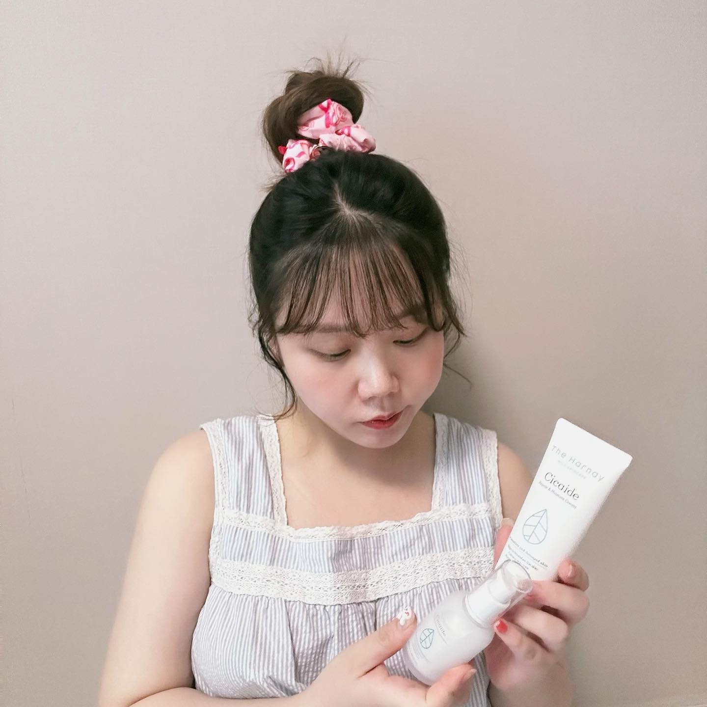#광고
⠀
🍀 The Harnay시카이드 크림
(메이크업 아티스트 혜림쌤 pick✔️)
🍀 The Harnay 시카이드 앰플
⠀
⠀
⠀
⠀
시카제품으로 알아보던 중 좋은 기회로 #더하르니 만나볼 수 있었어요!#임산부도 사용 가능할만큼 순한 
(정확한 것은 의사와 논의하시길 바래요🫶🏻)
앰플과 수분크림 둘 다 사용하게 되었는데요,
⠀
크림은 보통 묵직해서 바르고 화장할 시 뜨기 마련인데 쏵 흡수 되어서 화장이 잘 먹어서 놀랐어요 🌝
⠀
✅ 진정, 보호, 수분 공급 효과
⠀
⠀
보통 앰플+수분크림 조합은 자기 전에 발랐는데, 
더 하르니 제품은 앰플+수분크림 바른 후 화장을 하였는데 둘다 들뜸현상 없이 매우 촉촉하게 스며드는 것이 너무 좋더라구요🥹
⠀
✅ 진정 및 주름개선
(시카 성분 + 아데노신 성분 함유)
✅ 장벽관리 통해 영양케어 가능

⠀
:) 상큼한 척 하느라 혼났네 🌝
