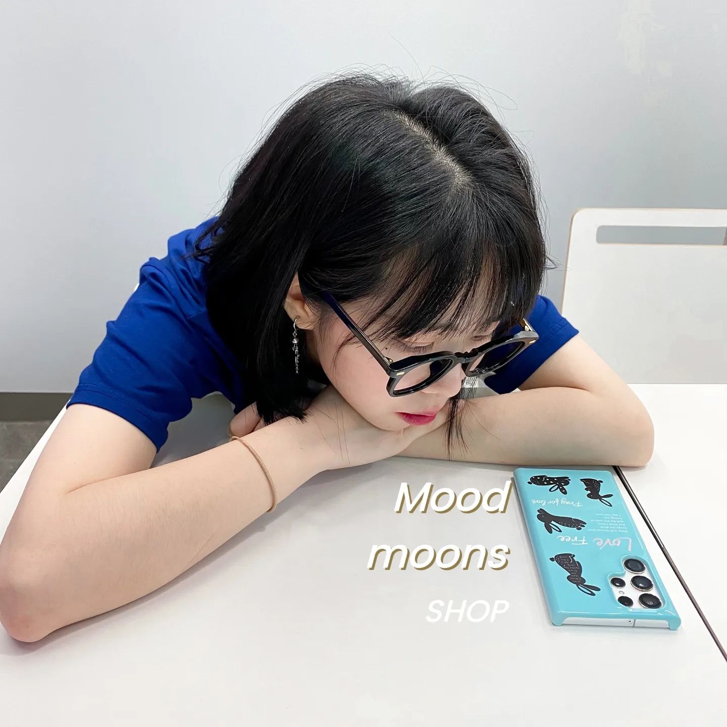 💙🩵
드디어 폰 케이스 바꿨디🩵 계절에 어울리는 청량한 색깔이랑 감성 가득한 케이스 2종류로 바꿈.  특히 래빗 케이스는 유광이라 더 유니크하고 색이 돋보여서 내 취향💙

#폰케이스 #폰케이스추천 #핸드폰케이스 #협찬 #여름케이스 #케이스쇼핑몰 #폰케이스쇼핑몰