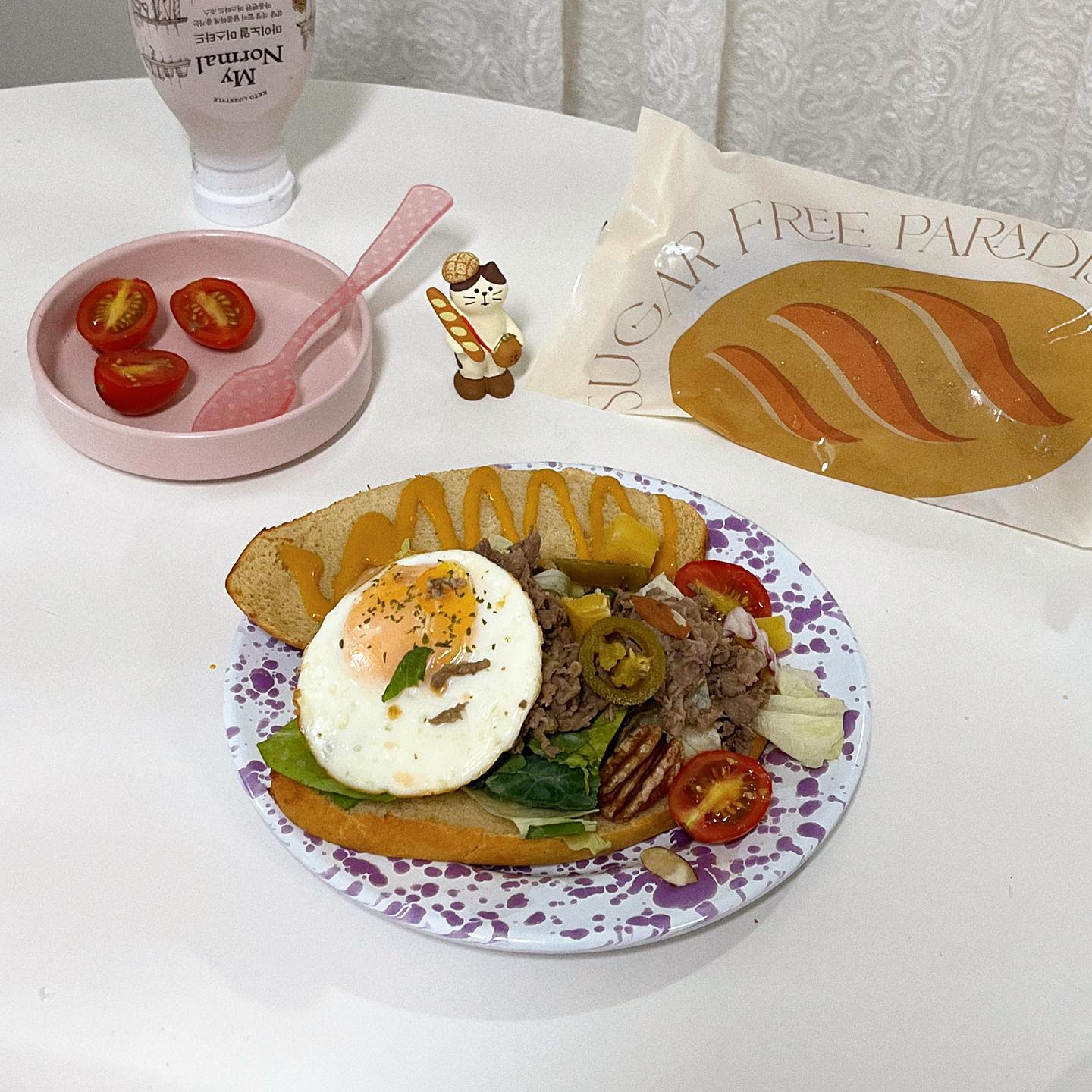 #소라빵카페
🍔키토불고기버거 만들어서 먹었어요
#무화당 플레인 깜빠뉴🥖🥖🥖
그림에서 나온듯한 비쥬얼의 빵이에요

무화당의 깜빠뉴는 폭신하고 쫄깃한 식감에
구수하고 담백해서 그냥 버터 발라먹거나
마이노멀🫐저당 블루베리잼 발라도 맛나고

에어프라이어에 반 갈라 바싹 구워서 
불고기샐러드가 있길래 빵에 끼워서
🍔불고기버거로 즐겨봤어요

진짜 든든한 한끼로 너무좋네요
저는 이거 먹으면 감량도 잘되어서
다이어트 할때 하루에 2개씩 
끼니마다 먹어도 괜찮더라구요!?

돈 많이 벌어서 맨날 먹고싶어요🥺

#내돈내산
#무설탕 #키토제닉#저탄고지
#오늘의키토식#소라리뷰
#무화당 #마이노멀