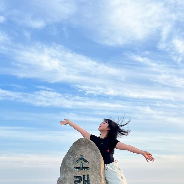 옥희 on Instagram: "#광고 내내 비오던 주말 끝에 드디어 미세먼지없이 맑은 날이☺️ 날이 너무 좋아서 일몰시간에 맞춰 근처 #소래산 에 다녀왔어요⛰️ 오늘은 마른파이브의 발목 보호대를