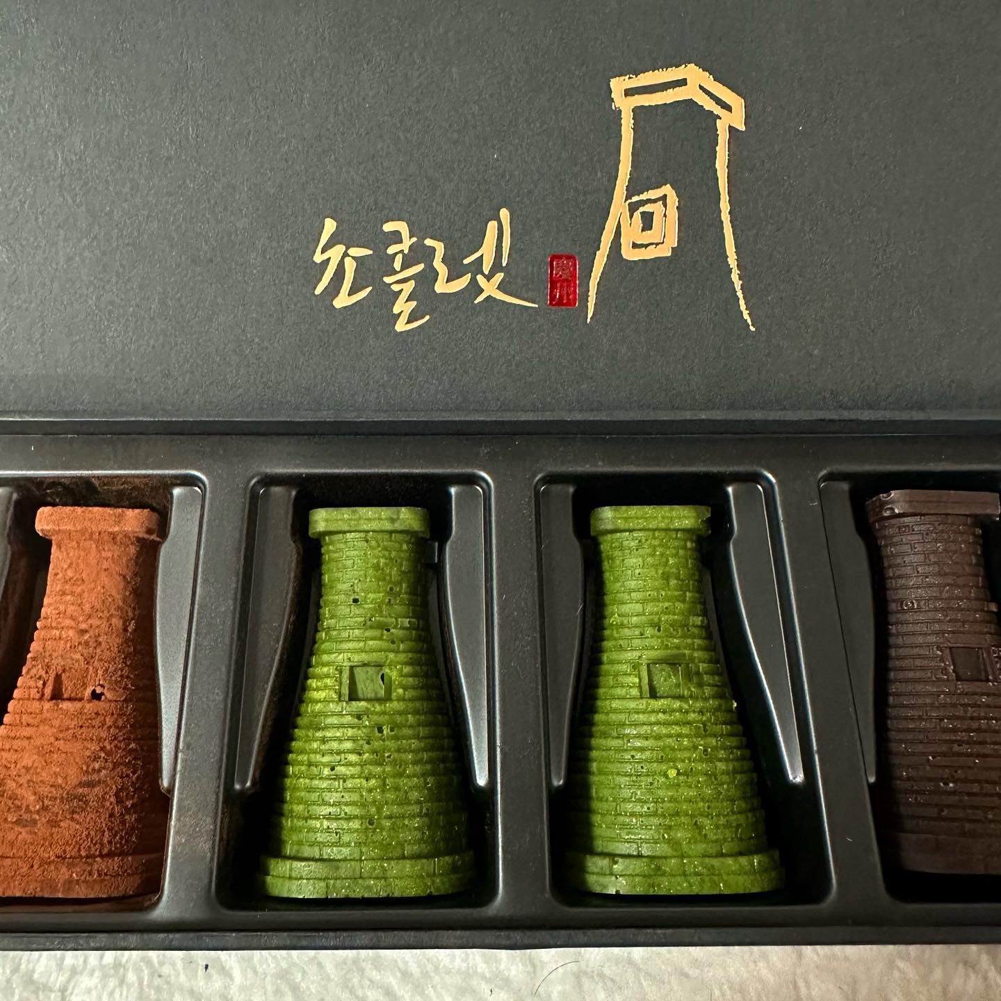 #경주특산품#첨성대초콜렛#황리단길#경주초콜렛#경주여행

업체로부터 제공받은 제품입니다

안녕하세요~
오늘은 경주하면 떠오르는 첨성대 모양의
초콜렛을 소개해드릴게요!

이 초콜렛은 우선 최상급의 재료들을 활용하여 직접 만든 수제초콜렛이에요
모양도 보다시피 첨성대를 꼭 닮아 넘 예쁘답니다
마치 첨성대를 먹는..!🫢🫢

커피,녹차,다크 세가지 맛으로 구성되어 있구요
수제 초콜렛답게 모두 혀에서 사르르 녹는 부드러운 질감이에요🤤

경주에 가신다면 한번쯤 꼭 드셔보셔요☺️

택배도 가능하다고해요!
아이스팩과 함께 여름에도 끄떡없이 배송되어오니 걱정 말고 시켜보셔요🙇‍♀️

첨성대를 부탁해 캠페인에 참여하시면
건당 1,000원 기부도 진행하고 있다고 하니
많관부🙌