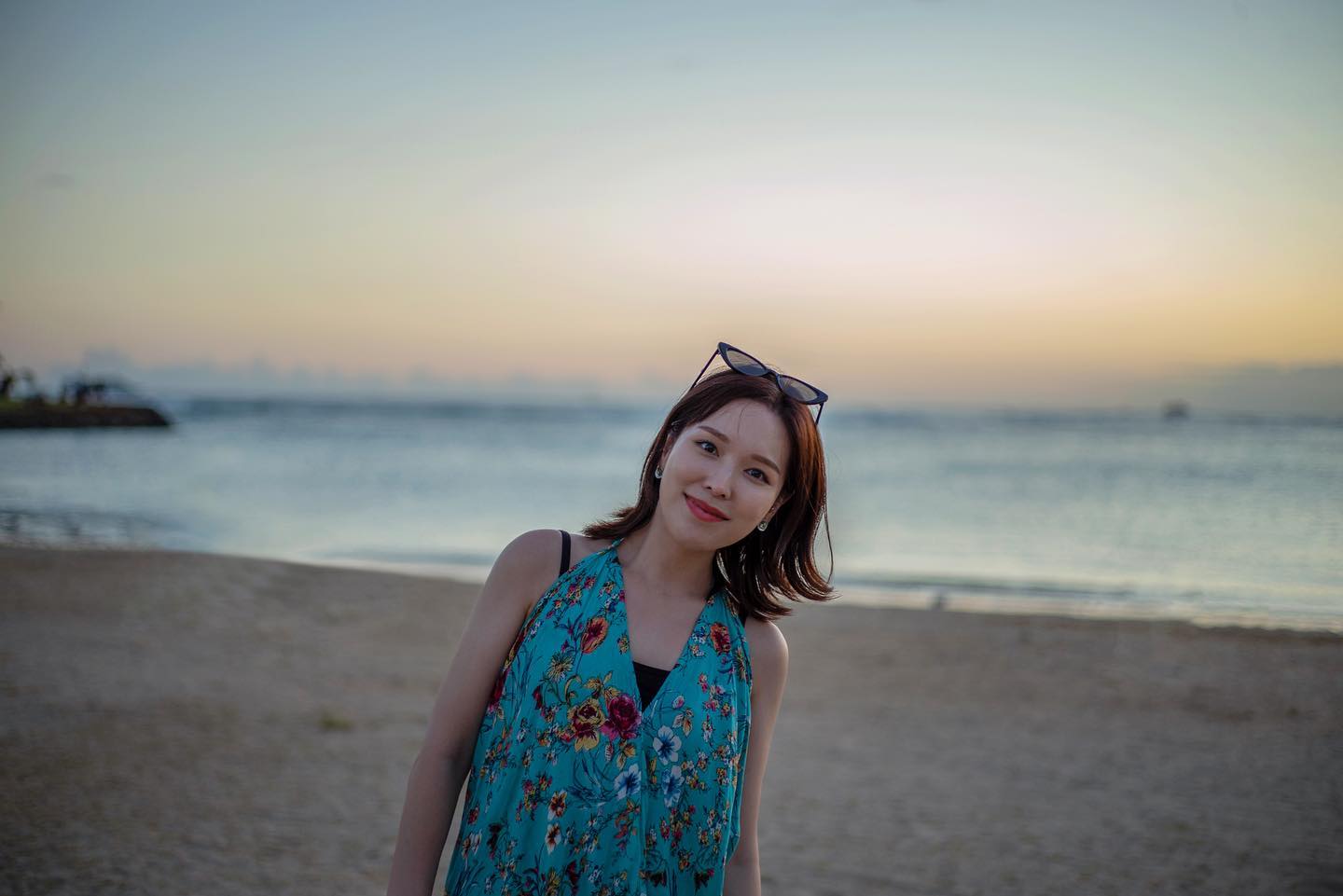 라니아케아 비치(일명 하와이 거북이 비치)에서 낮잠 자는 바다거북이 약 1시간 동안 말없이 바라보며 ‘거북 멍’ 때리는데 그게 그렇게 좋았다.🐢 뜨거운 햇살 아래 잔잔하게 오는 거품 파도가 온몸을 적셔도 아랑곳하지 않고 눈 꿈뻑이다가 그 자리에서 또 자는 게 너무 느긋하고 취저 ㅠㅠ
(바다거북이 왜 이렇게 좋은 걸까?) 
더 웃긴건 주변 사람들 표정 다 똑같음. 평온의 아빠 미소☺️

그리고 저녁엔 매직아일랜드에서 걸으며 산책. 하와이 알라모아나 공원에서 바다 쪽으로 걸으면 매직아일랜드인데 가족들끼리 고기 구워 먹고, 춤추고, 어떤 사람은 러닝/요가도 하고 현지인들이 자유롭게 쉴 수 있는 공간이었다. 

시시각각 변하는 하늘 컬러. 특히 노란빛과 푸릇함이 섞인 매직아워! 그 따뜻한 빛의 순간부터 해가 지기까지 마법처럼 변하는 하늘이 좋은데 카메라로는 그 디테일한 컬러가 절대 안 담겨서 눈에 많이 담았다. 
오빠랑 여행하면서 늘 얘기한다. 계속 폰만 보거나 카메라 렌즈 통해 찍기 보단 최대한 눈과 마음에 이 기분과 공간을 많이 담자고. 같이 걸으며 하늘 보고 있는 것만으로도 감탄 작렬이었던 하와이. 매직아일랜드는 담에 가족들과 꼭 다시 한 번 오고 싶다! 

#하와이 #매직아일랜드 #라니아케아 #거북이비치 #hawaii #hawaiitrip #magicislandhawaii🌺 #honolulu #oahu #oahuhawaii 
#laniakea #laniakeabeach